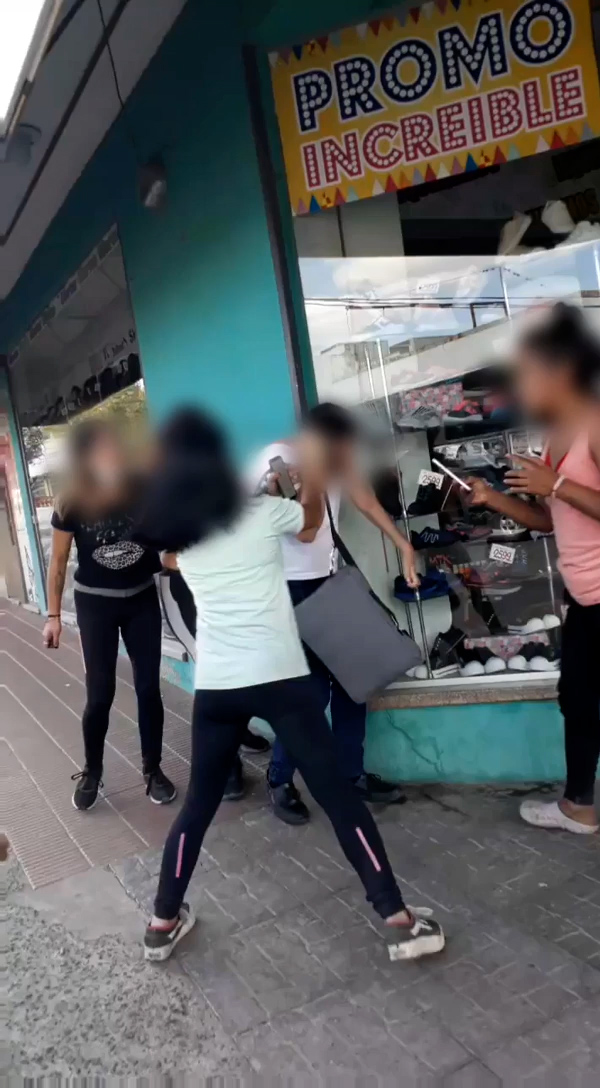 Mujeres de Cosquín lincharon a un hombre que acosaba a una niña de 13 años vía WhatsApp. 