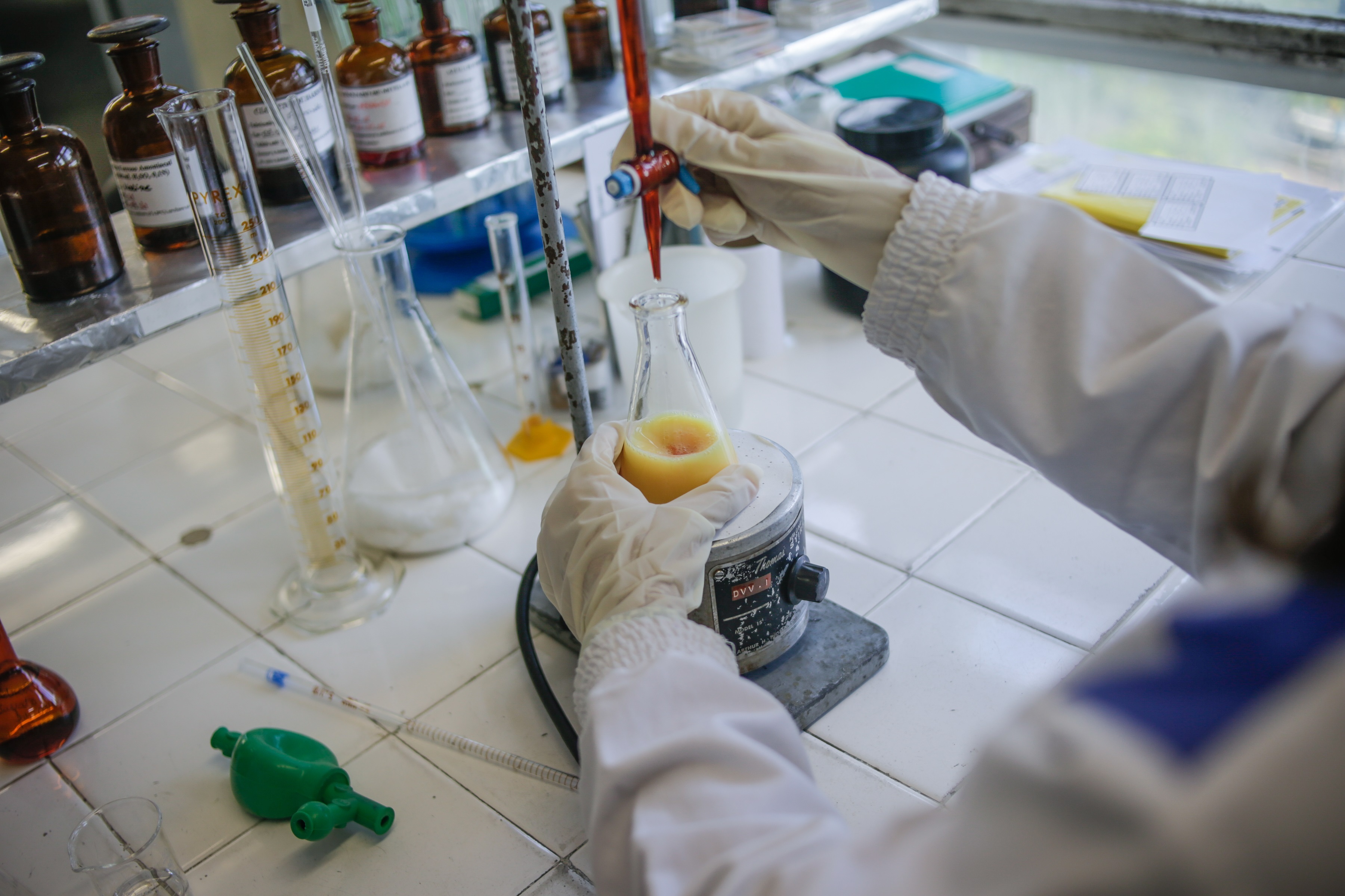 Una científica trabaja en una investigación del Instituto Vital Brazil sobre coronavirus, el 26 de abril de 2021 en Niterói (Brasil).  EFE/ André Coelho

