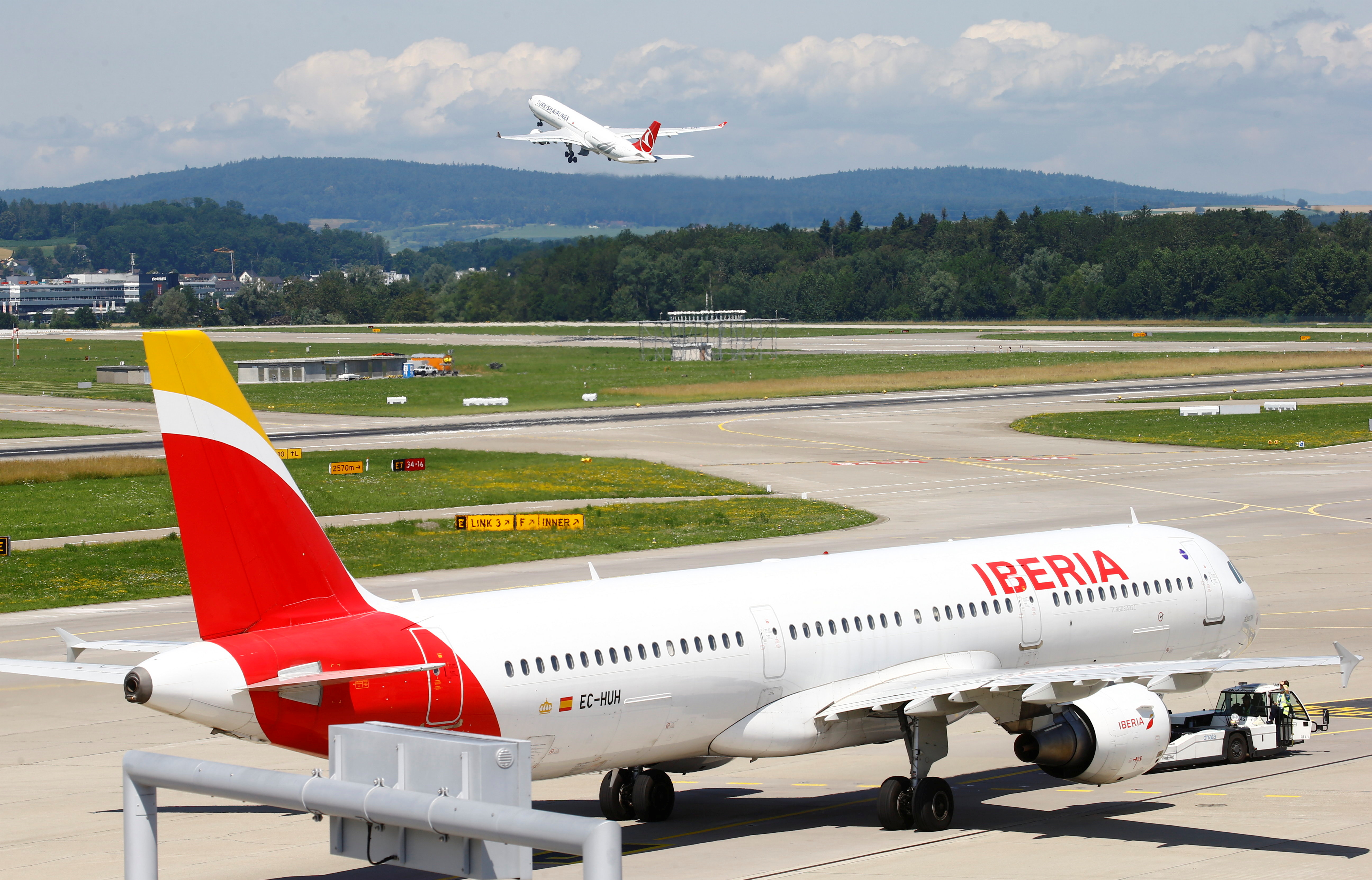 La empresa Iberia deberá traer al menor (REUTERS/Arnd Wiegmann)