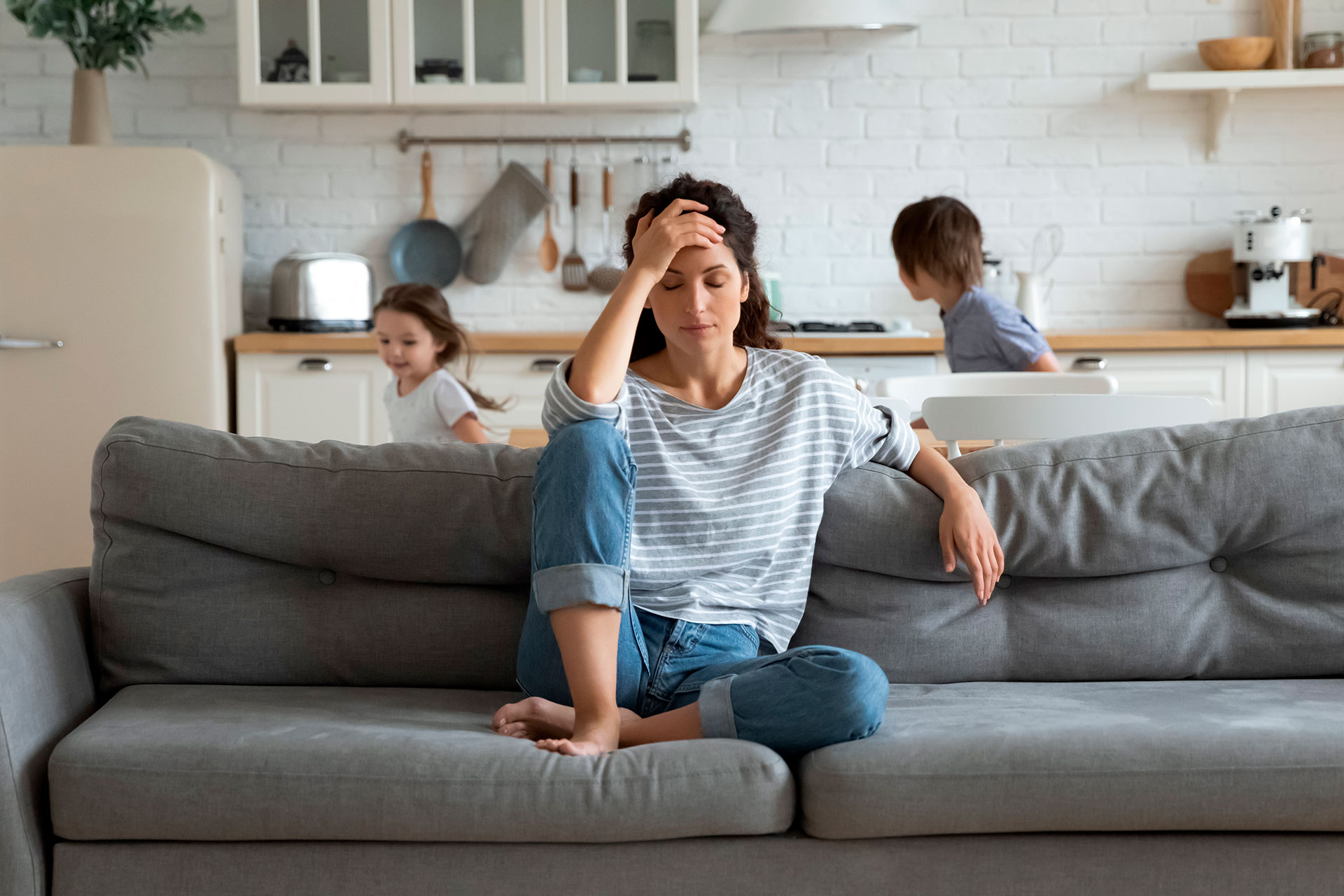 El hecho de trabajar en forma remota o con los chicos en la casa sin ir al colegio nos ha transformado en menos productivos (Shutterstock)