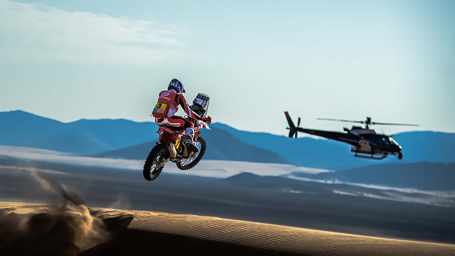 El ganador en Motos en la última edición, Sam Sunderland en el aire y custodiado por el helicóptero. Esta foto de Magnus Torquato fue elegida como la mejor de la edición de 2022 y recibió el tradicional premio Emilie Poucan (Prensa Rally Dakar)