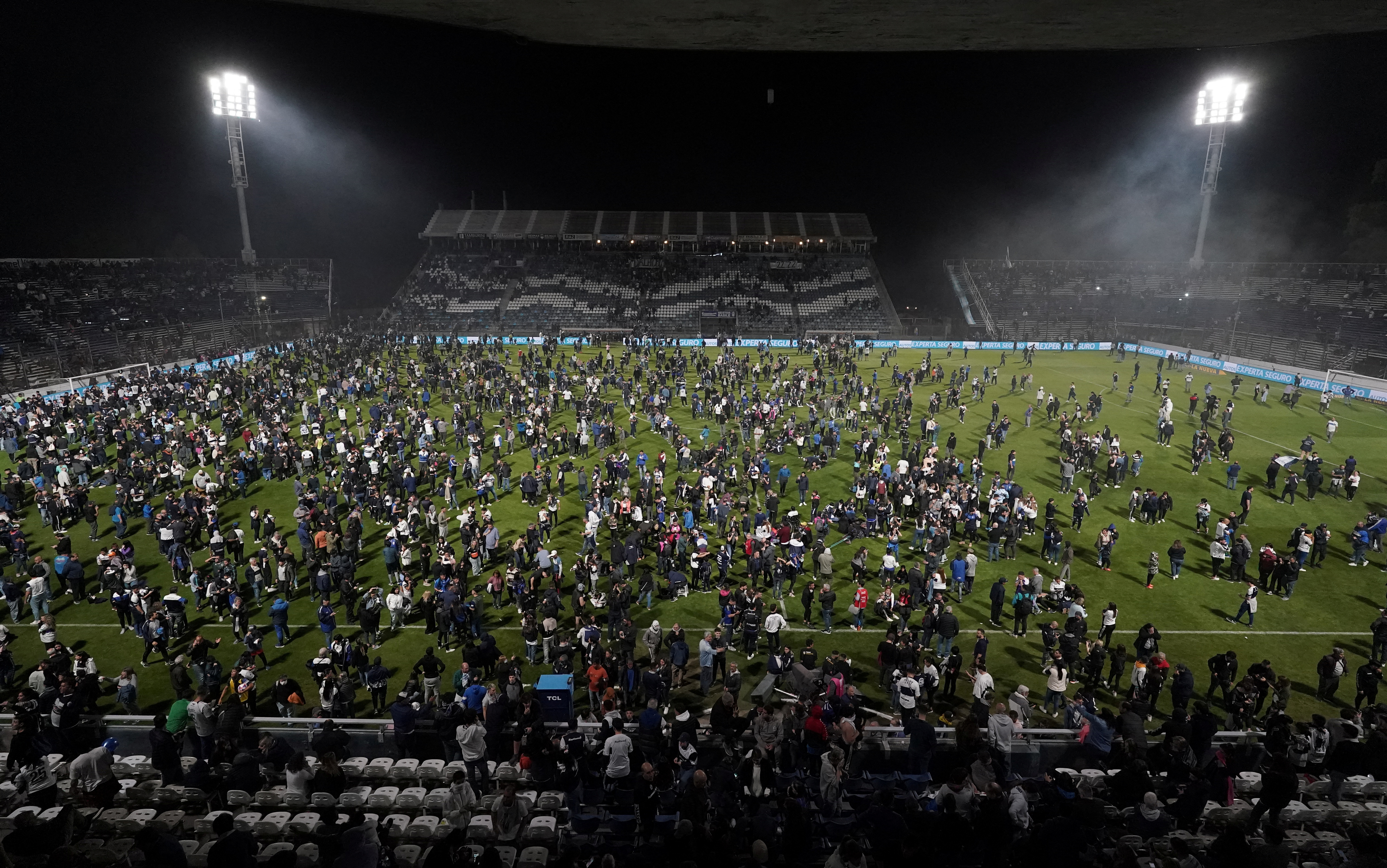 Los hinchas de Gimnasia y Esgrima La Plata invadieron el campo de juego tras la represión policial en las afueras del estadio REUTERS/José Brusco