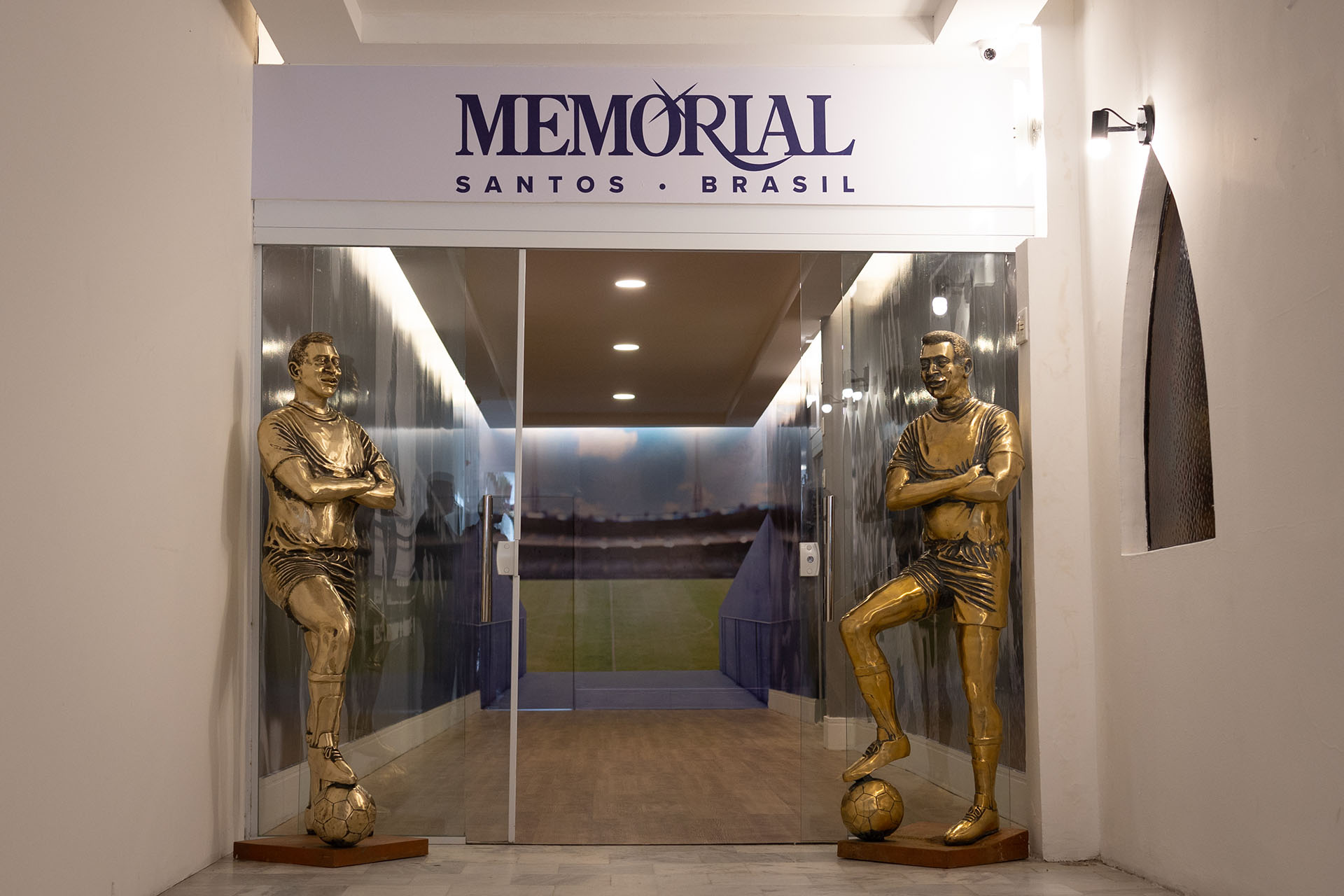 Así es el lujoso mausoleo donde descansan los restos de Pelé: estatuas tamaño real, césped sintético y el estadio del Santos en las paredes