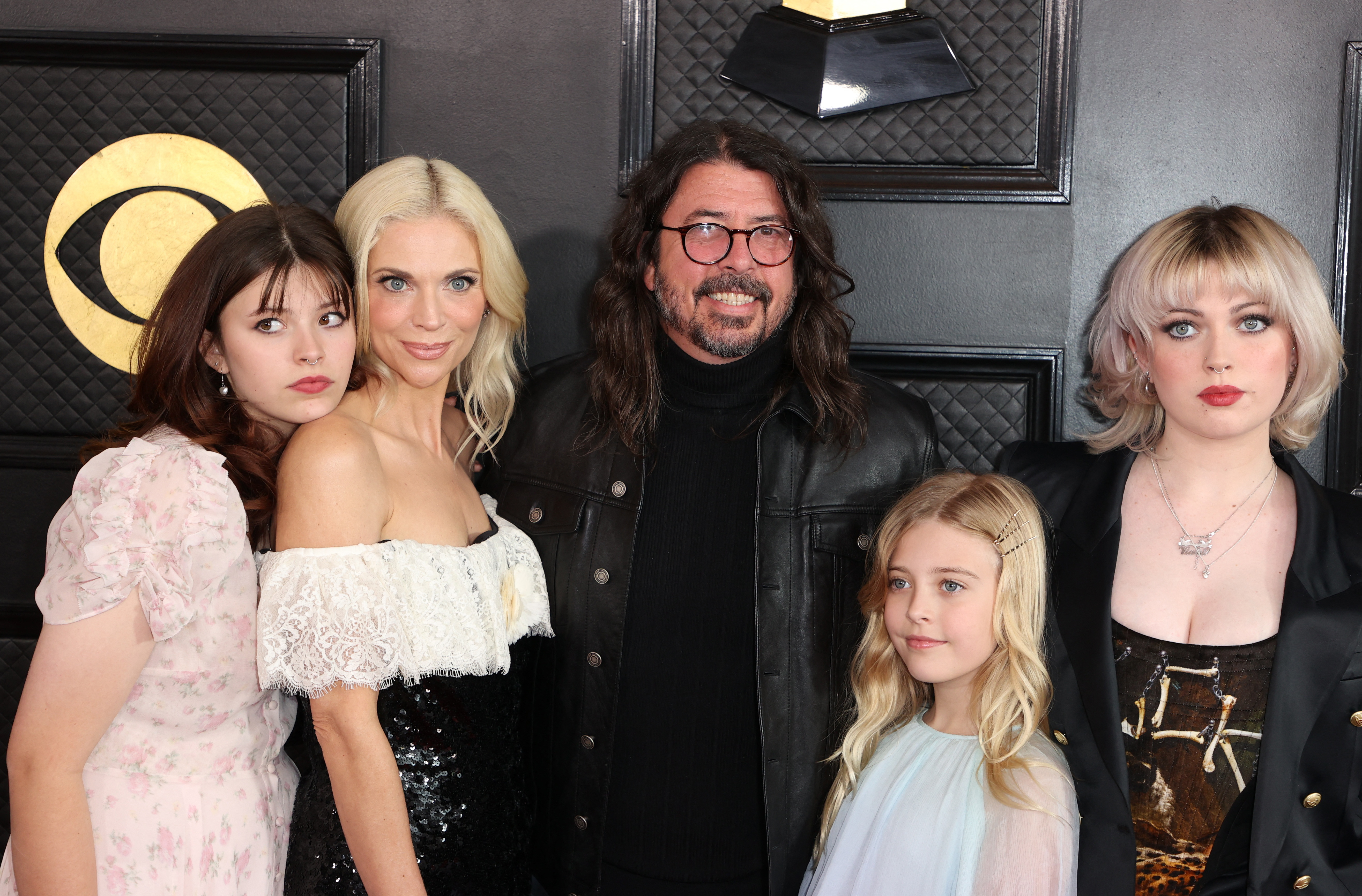 Dave Grohl y su familia llegando a la ceremonia de los Premios Grammy 2023 (REUTERS/David Swanson)