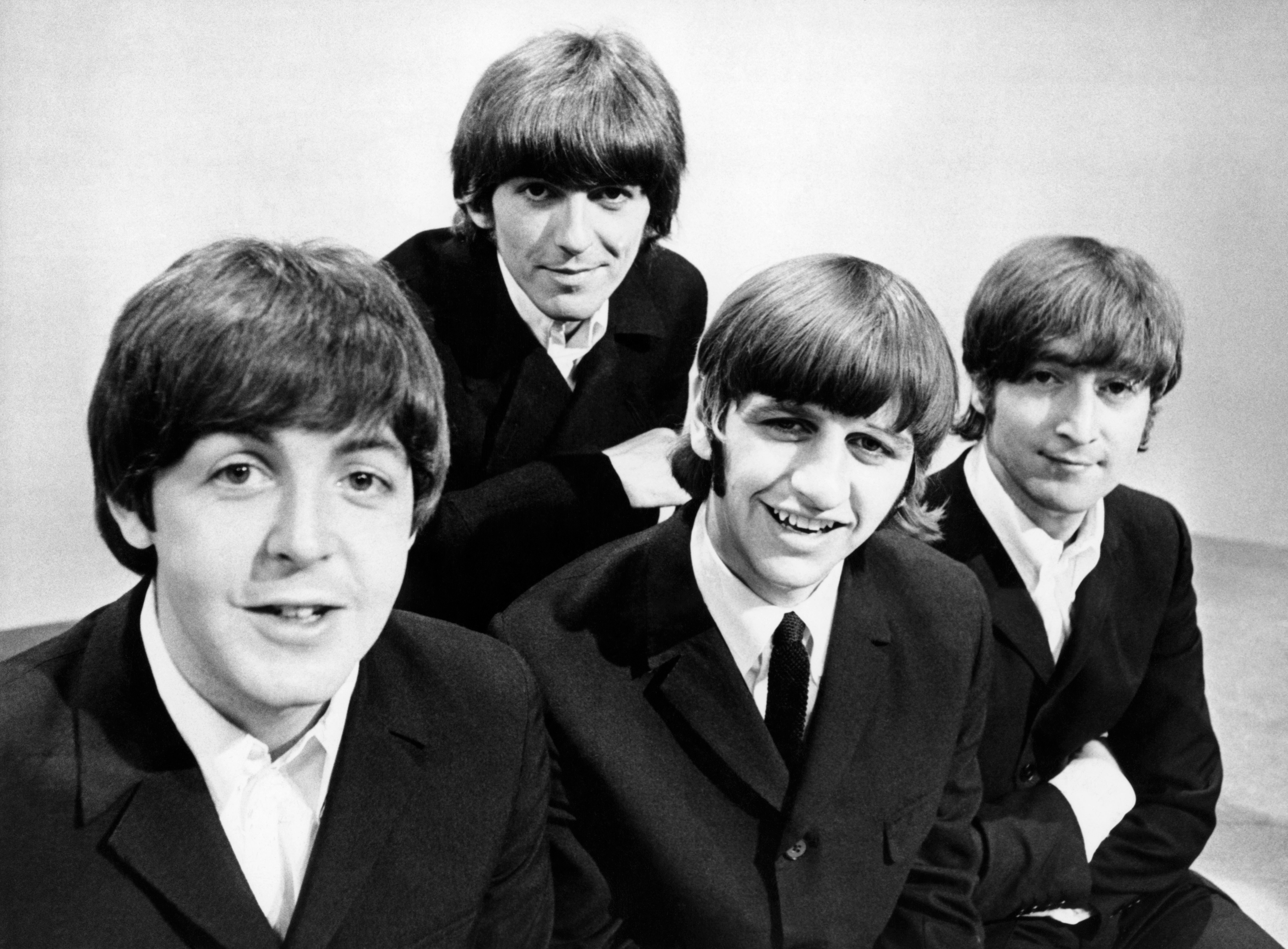 Imagen de archivo de los componentes del grupo The Beatles, Paul McCartney (bajista), George Harrison (guitarra), Ringo Starr (batería), y John Lennon (guitarra), durante un posado gráfico en los Estudios de televisión de la BBC en Londres. EFE.
