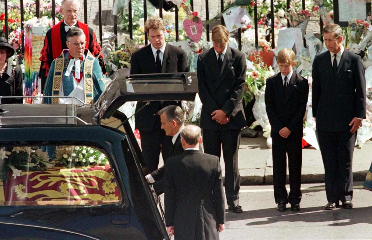 Earl Spencer, el hermano de la princesa Diana, con los príncipes William, Harry y Carlos tras el funeral de Lady Di en la abadía de Westminster, en 1997. (REUTERS/Kieran Doherty)