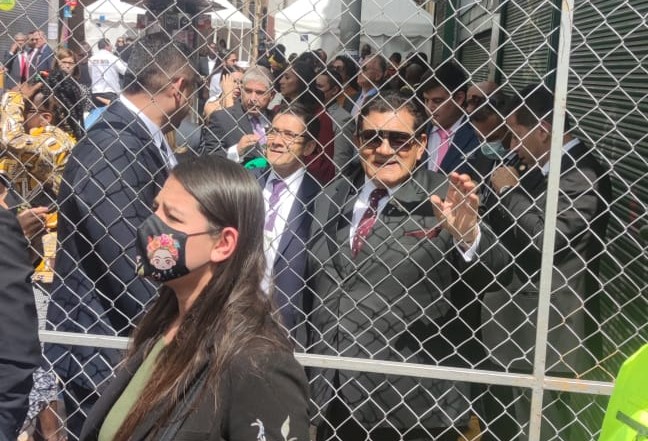 El cantante vallenato tuvo que esperar durante unos minutos para ingresar debido a que no tenía invitación. (Foto: Juan Felipe Sacristán/Infobae).