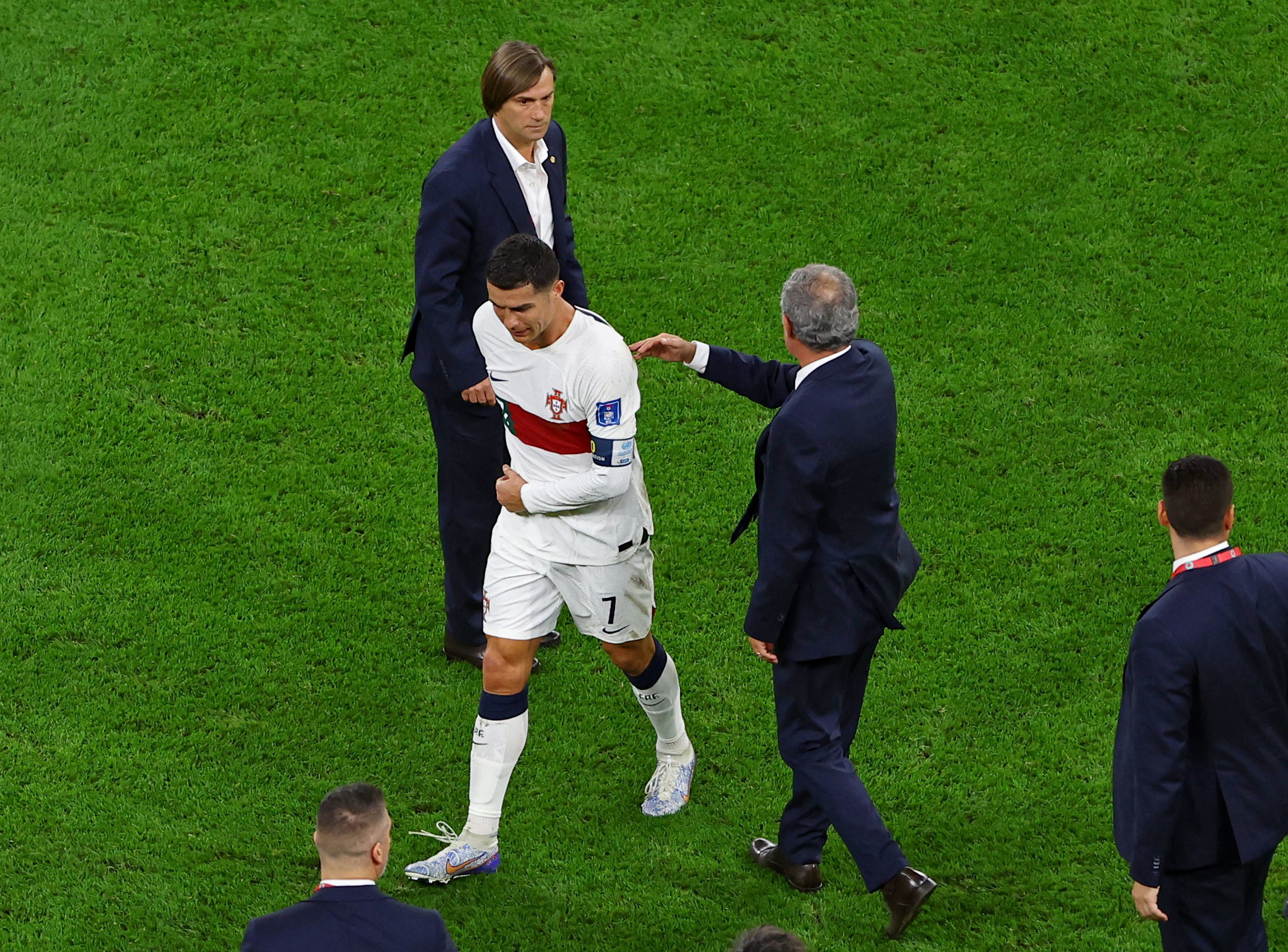 El entrenador de Portugal, Fernando Santos le dio una palmada