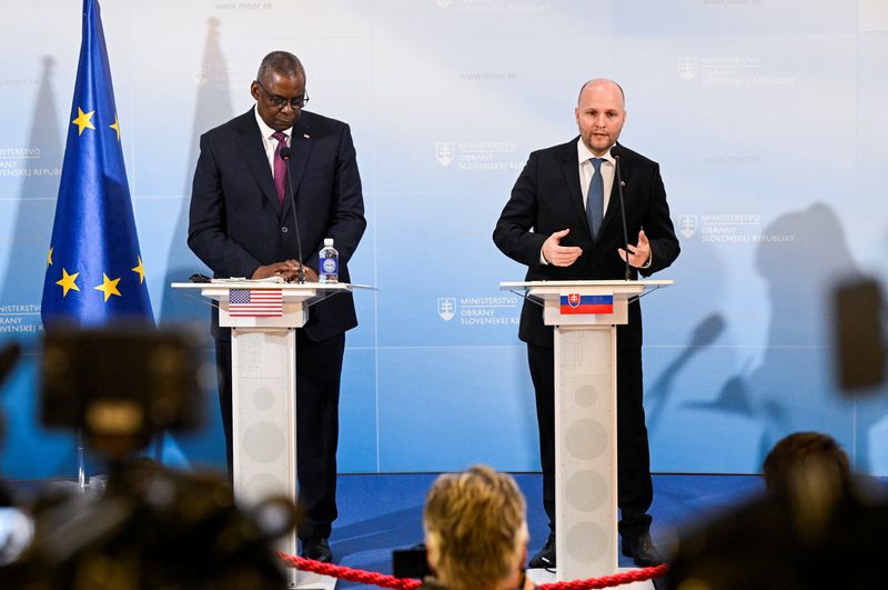 Conferencia de prensa del ministro de Defensa de Eslovaquia Nad y el Secretario de Defensa Austin en Bratislava, Eslovaquia  (REUTERS/Radovan Stoklasa)