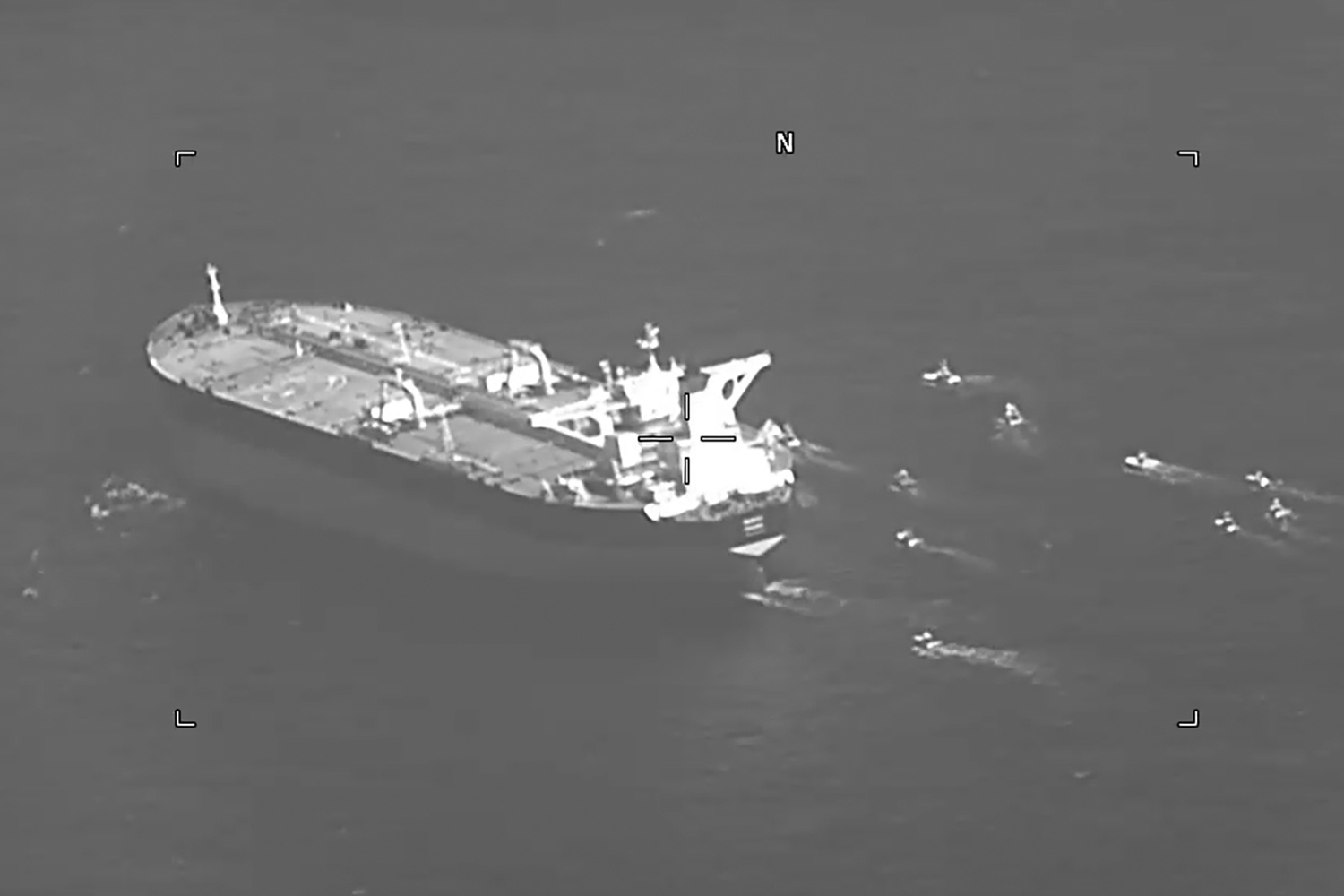 Esta imagen fija publicada por la Marina de Estados Unidos muestra el petrolero con bandera panameña Niovi rodeado por barcos de la Guardia Revolucionaria iraní en el Estrecho De Ormuz, el miércoles 3 de mayo de 2023. (Marina de Estados Unidos via AP)