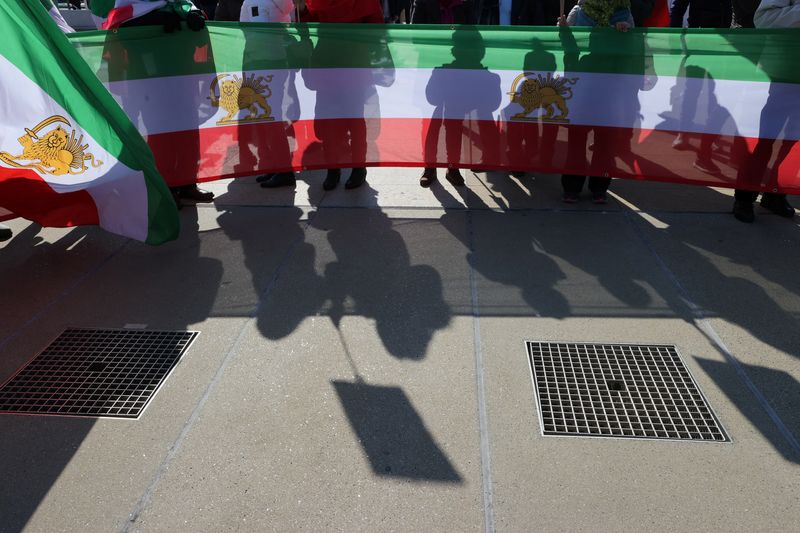 FOTO DE ARCHIVO. Varias personas sostienen banderas durante una manifestación contra la República de Irán en Ginebra, Suiza (REUTERS/Denis Balibouse)