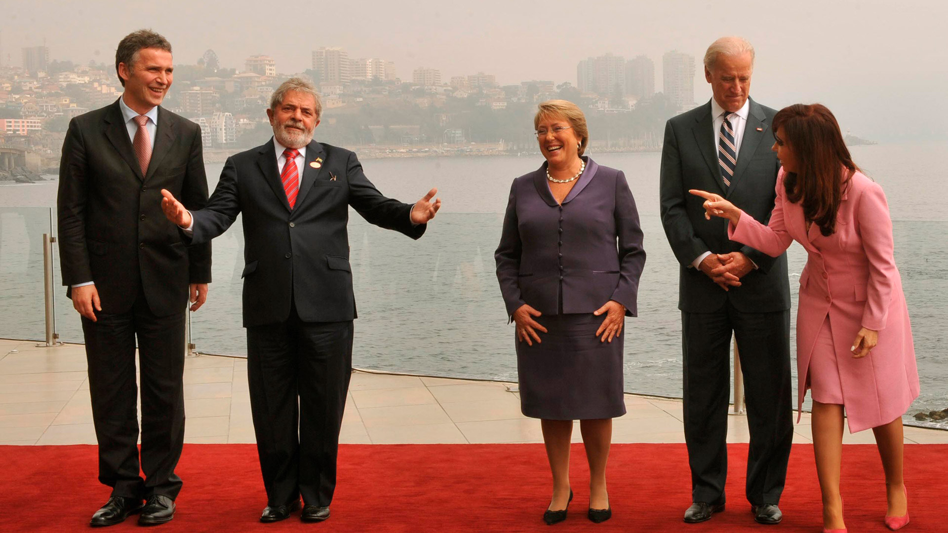 Joe Biden participó de la Cumbre de Líderes de Gobernanza Progresista en Viña del Mar el 28 de marzo de 2009. En la foto, junto a Cristina Kirchner, Lula Da Silva, Jens Stoltenberg y Michelle Bachelet (FOTO AFP/Martin Bernettiz)