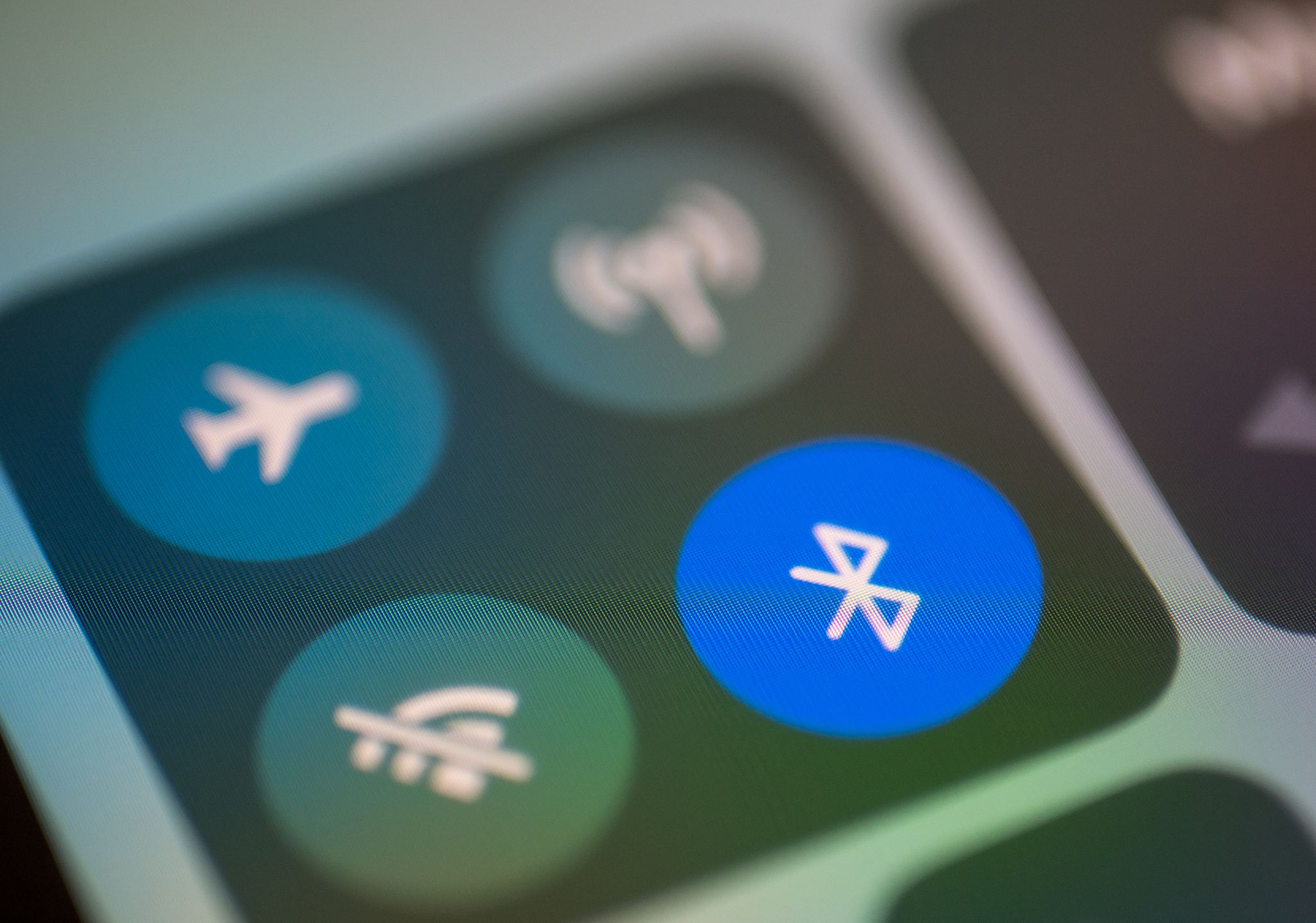 A diferencia del Bluetooth clásico, BLE permanece en modo de suspensión constantemente, excepto cuando se inicia una conexión (Foto: Andrea Warnecke/dpa)