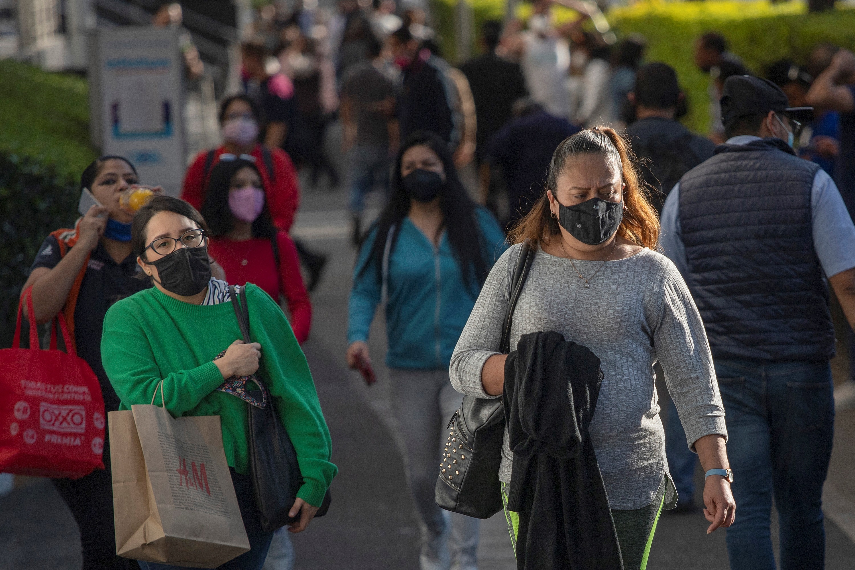 Personas con cubrebocas caminan por una calle del centro histórico hoy, en Ciudad de México (Foto: EFE/Madla Hartz)