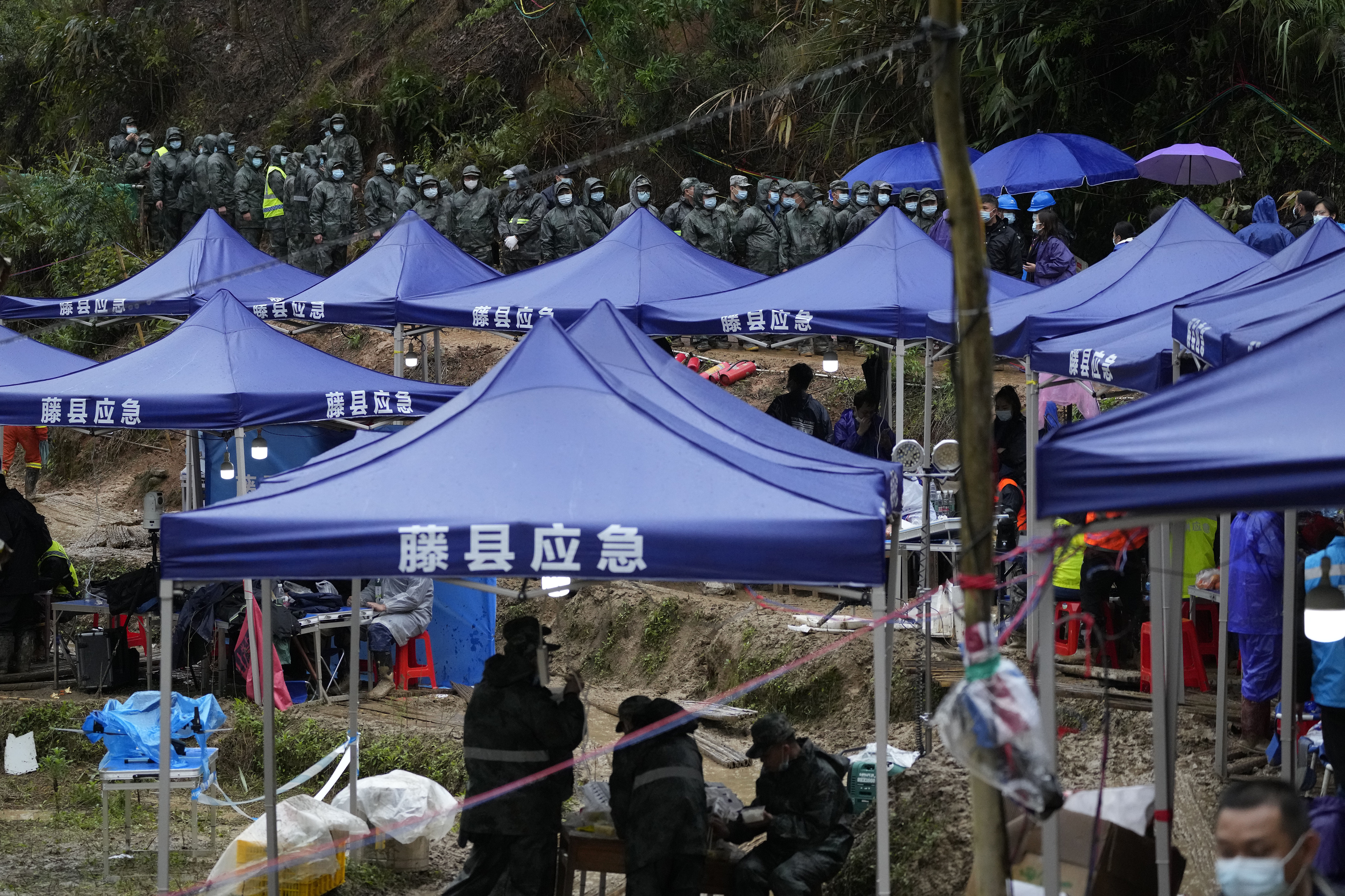 En el sitio participaron más de 300 buscadores. (AP foto/Ng Han Guan)