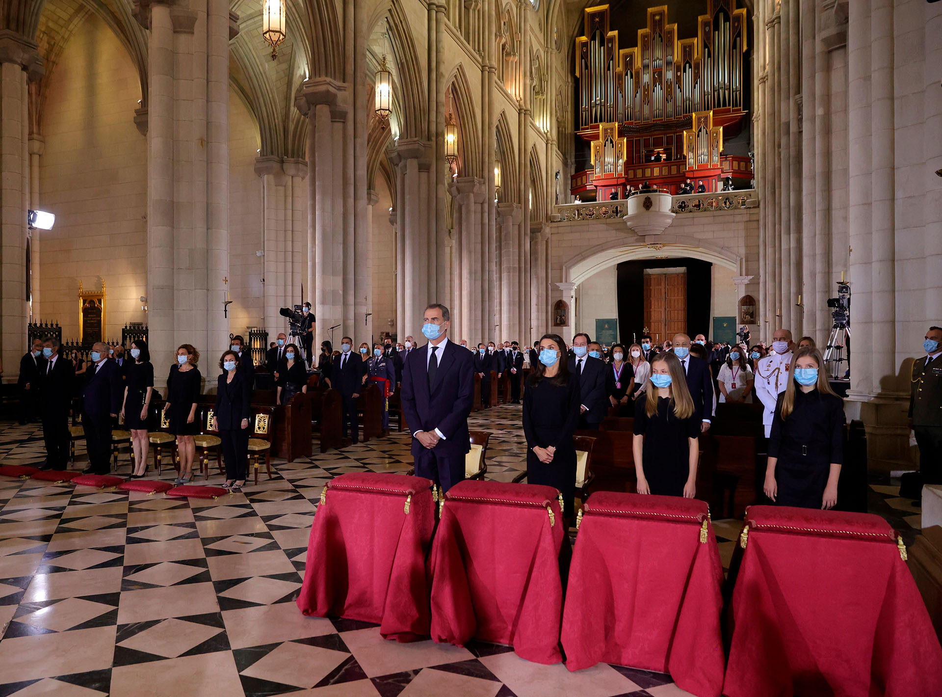 Bajo la imagen de Santa María la Real de la Almudena se ubicaron los familiares de 70 personas fallecidas por coronavirus, quienes fueron saludados con una distancia prudencial por la Familia Real