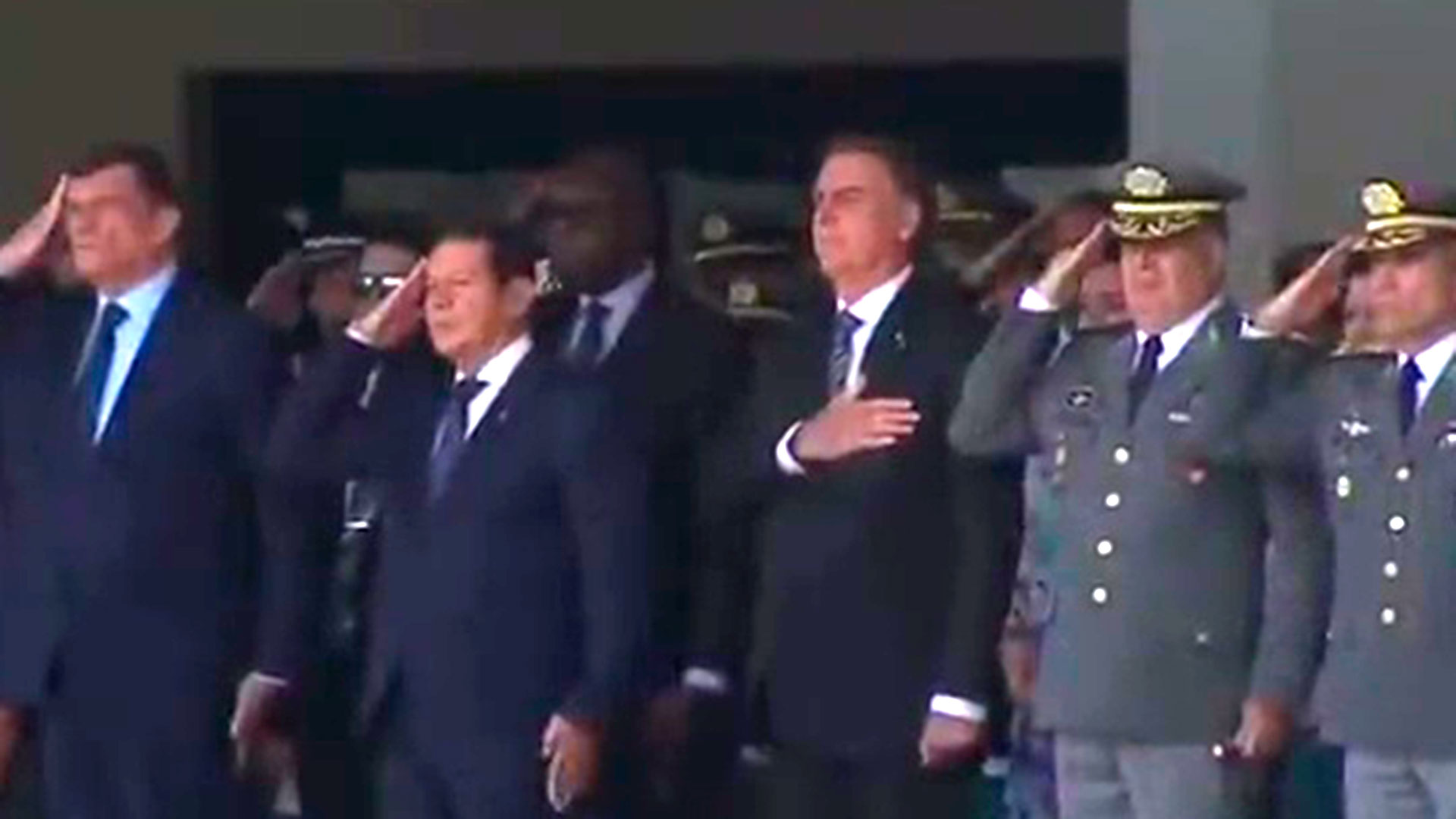 Bolsonaro reapareció en público en un acto militar captura