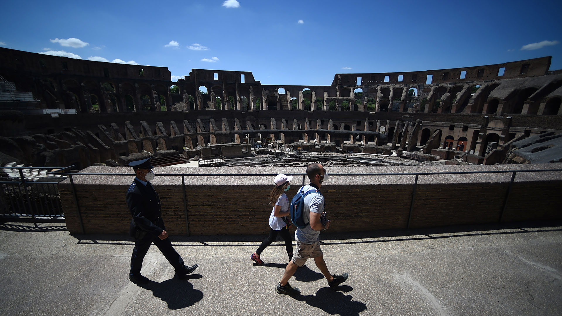 El interior del Coliseo mostraba el lunes un aspecto raro, únicamente poblado por algunos periodistas y unos pocos operarios que se perdían entre las ruinas de sus subterráneos, pues el trabajo en un lugar como este nunca se detiene del todo para garantizar su conservación. (Filippo MONTEFORTE / AFP)