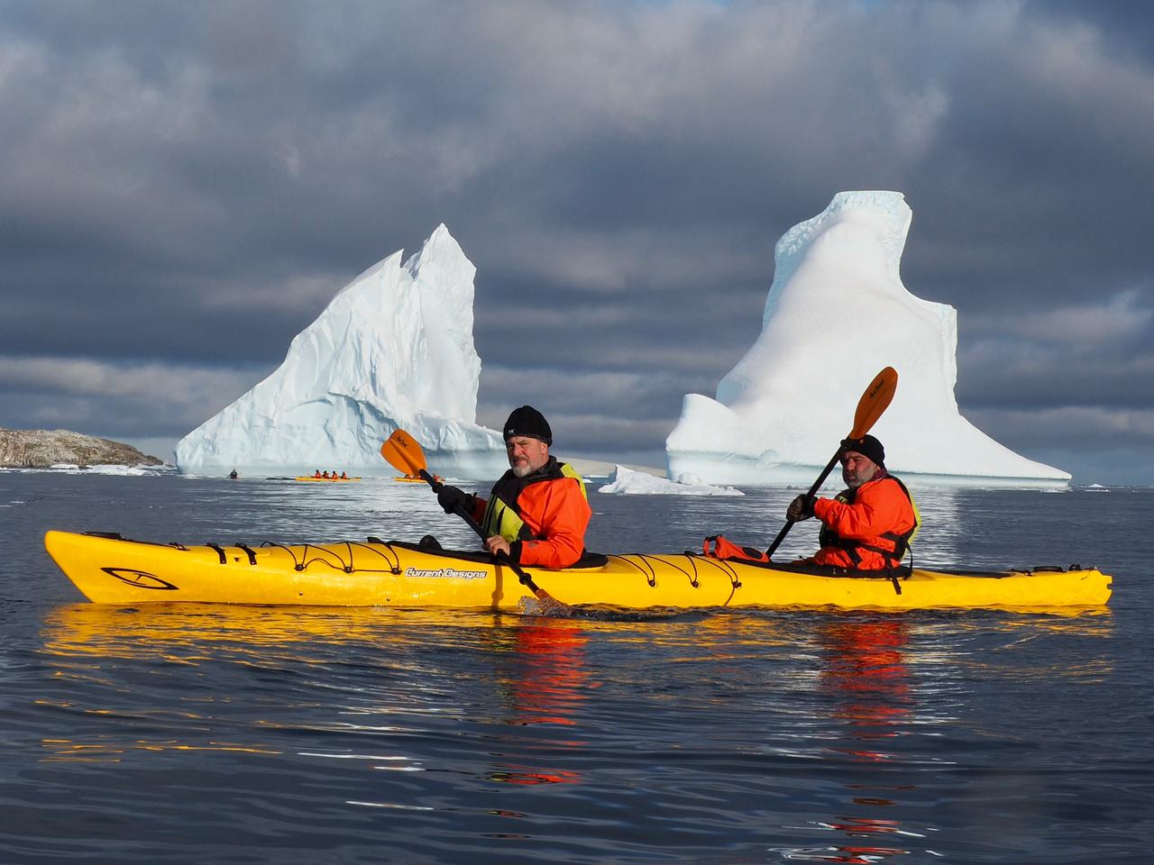 Durante el paseo en kayak en la Antártida: "El mar helado y sus témpanos flotantes, que se desplazan lentamente en su danza, son un espectáculo impresionante, que cautiva a la vista y al alma", reflexiona Jean Maggi