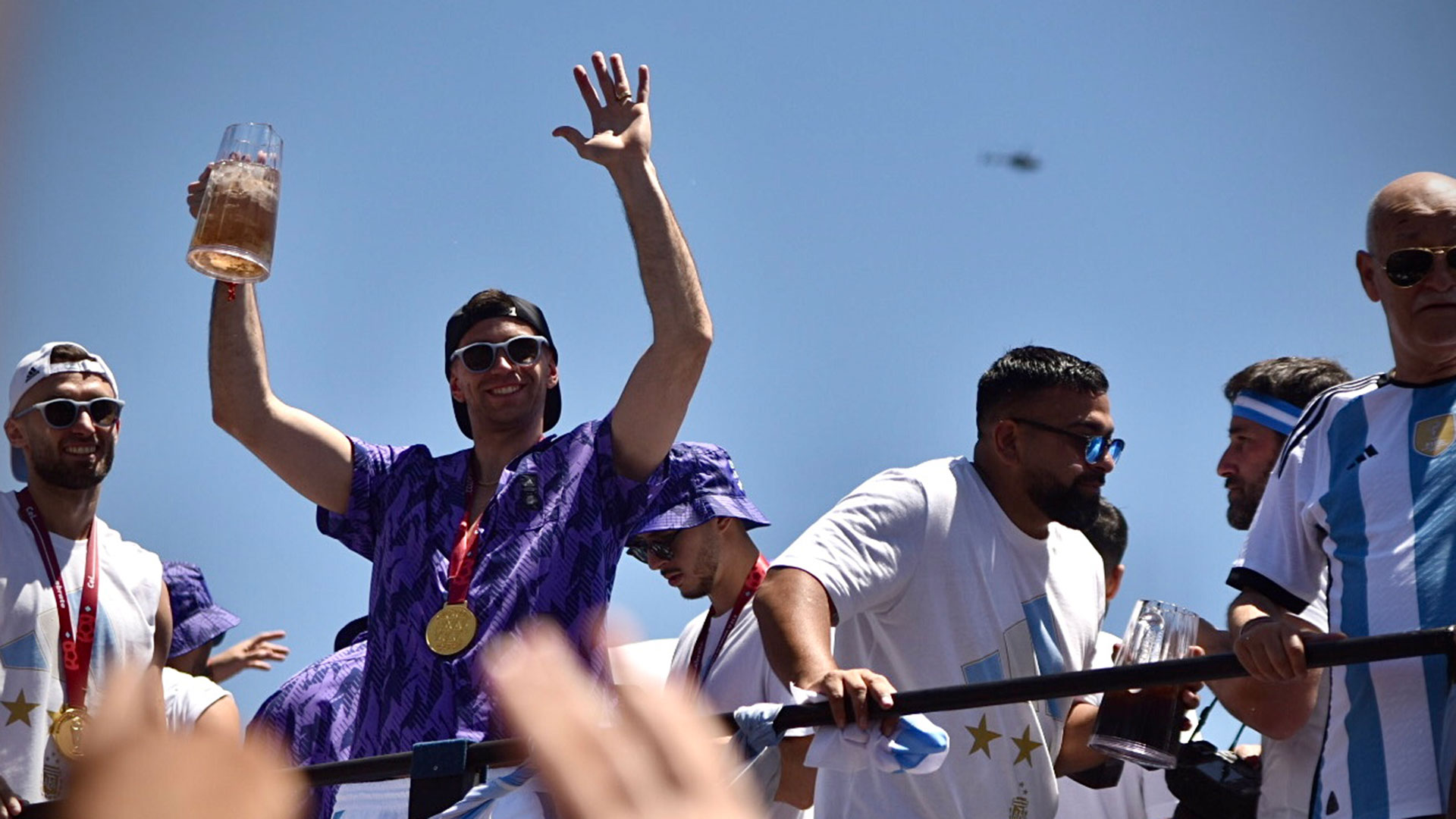 Emiliano "Dibu" Martínez, el arquero campeón del mundo, con la camisa de los festejos. (Ariel Torres)