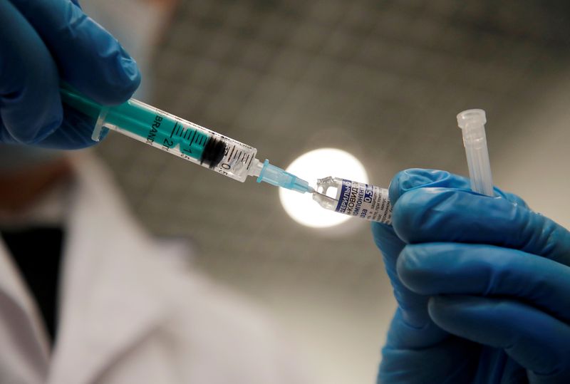 Un trabajador sanitario extrae el contenido de una dosis de la vacuna Sputnik V contra la COVID-19 en un centro de vacunación de San Petersburgo, Rusia (REUTERS/Anton Vaganov)