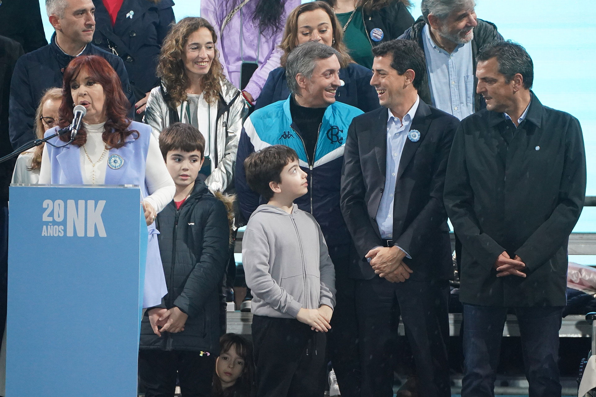 Cristina Kirchner, durante su discurso en Plaza de Mayo. Confirmó que no será ella y mostró cerca a potenciales candidatos 
Foto: Franco Fafasuli