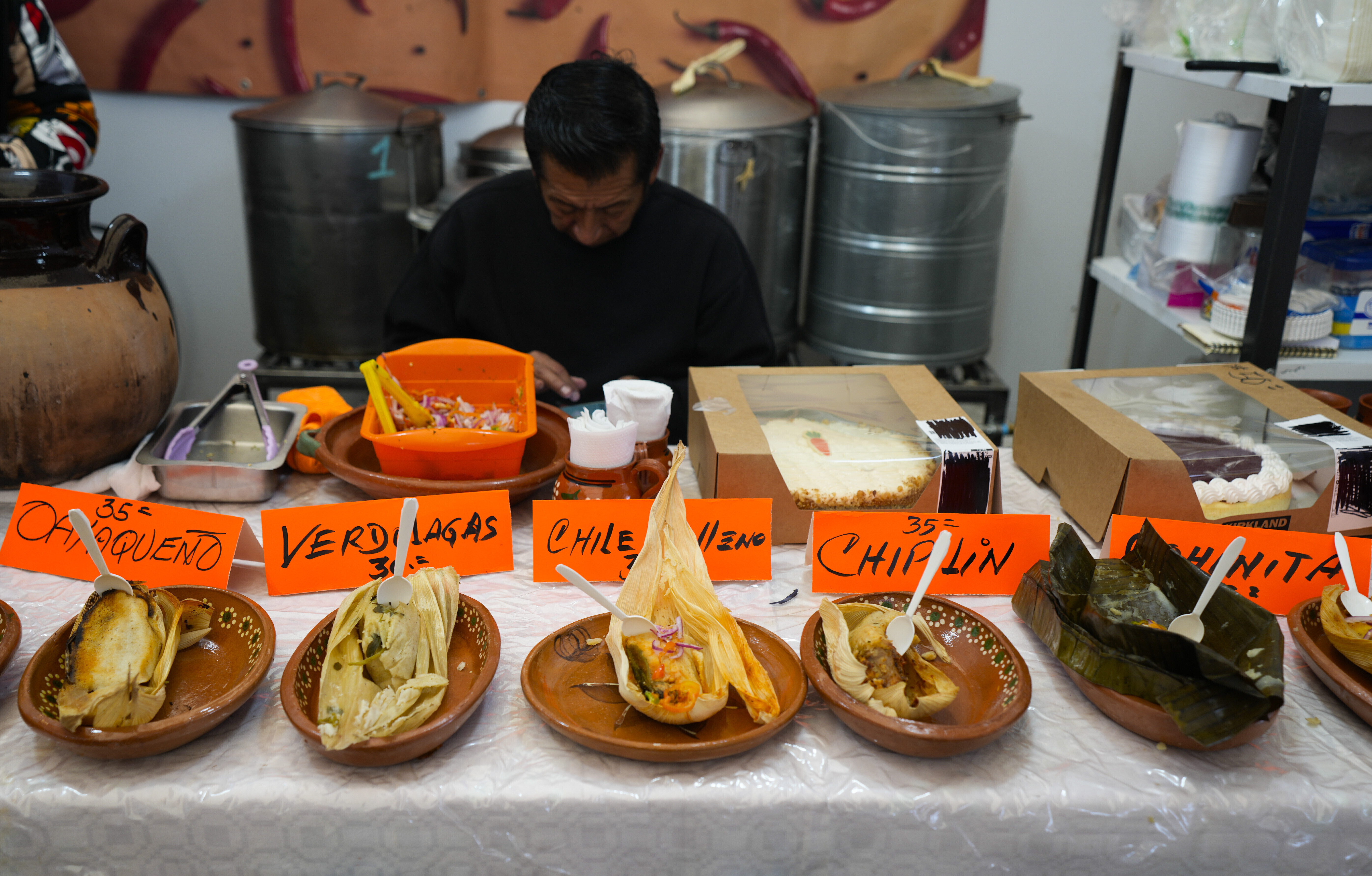 Diferentes estilos de tamal son expuestos sobre una mesa durante la feria de tamales en el vecindario de Iztapalapa, en la Ciudad de México, el 27 de enero de 2023. Tamal proviene del vocablo náhuatl “tamalli” que significa envuelto. (AP Foto/Fernando Llano)