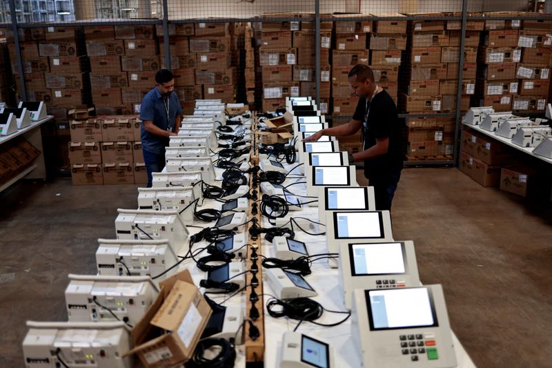 Foto de archivo: Máquinas de votación electrónica se preparan para ser utilizadas en la primera vuelta de las elecciones presidenciales  (REUTERS/Ueslei Marcelino)