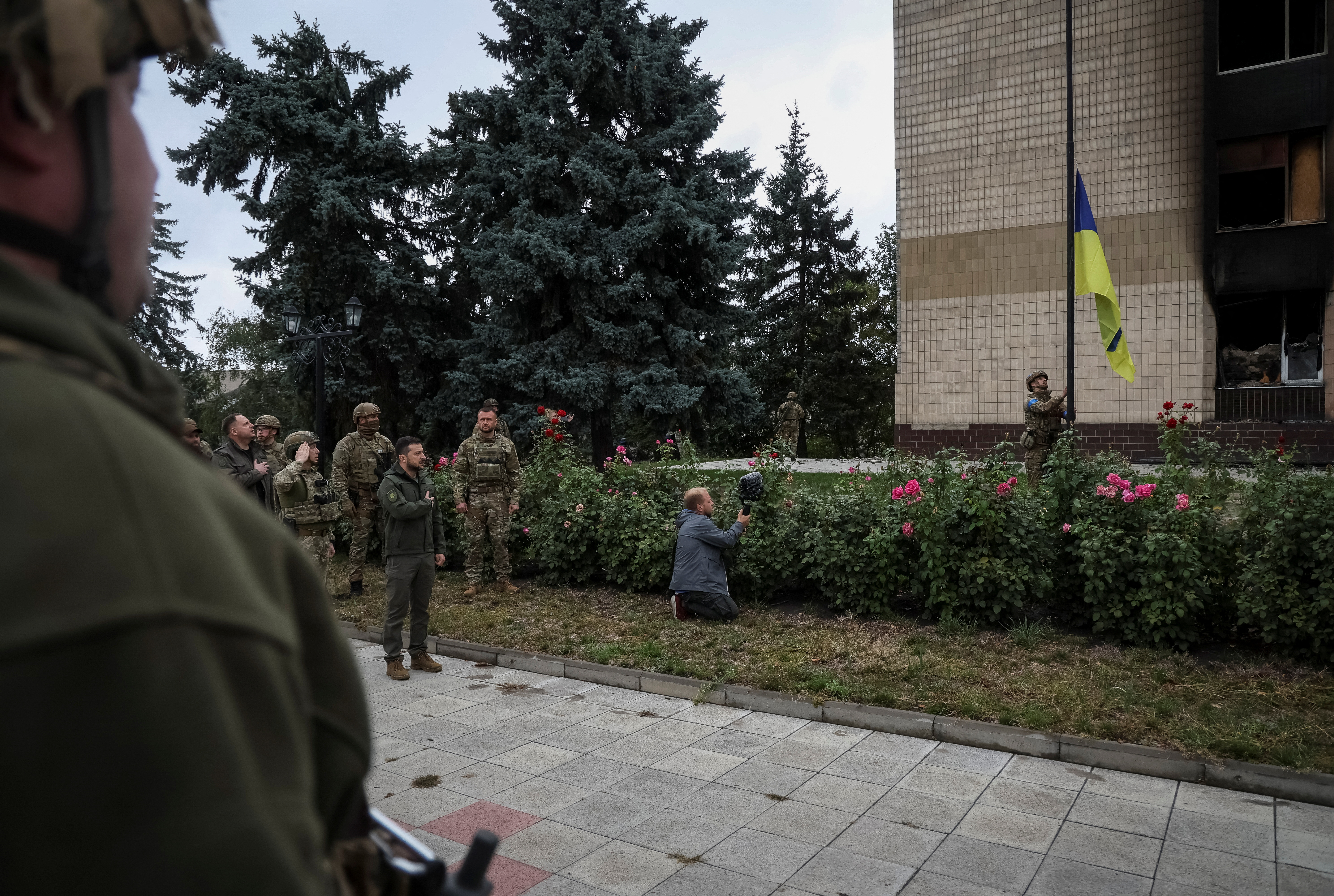 El presidente de Ucrania, Volodimir Zelenskiy, canta un himno nacional mientras asiste a una ceremonia de izamiento de la bandera nacional en su visita a la ciudad de Izium, recientemente liberada por las Fuerzas Armadas de Ucrania, en la región de Kharkiv