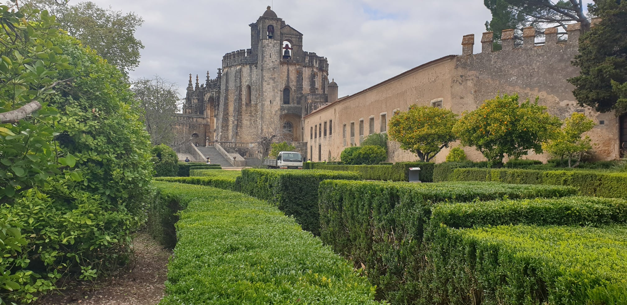Assim que se atravessa a primeira muralha, acede-se a um espaço ajardinado que compõe o antigo pátio do castelo (Foto: Convento de Cristo, Tomar)