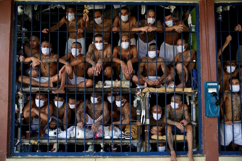 Imagen de archivo. Miembros de pandillas son vistos dentro de una celda en la cárcel de Quezaltepeque en 2020 (Reuters)
