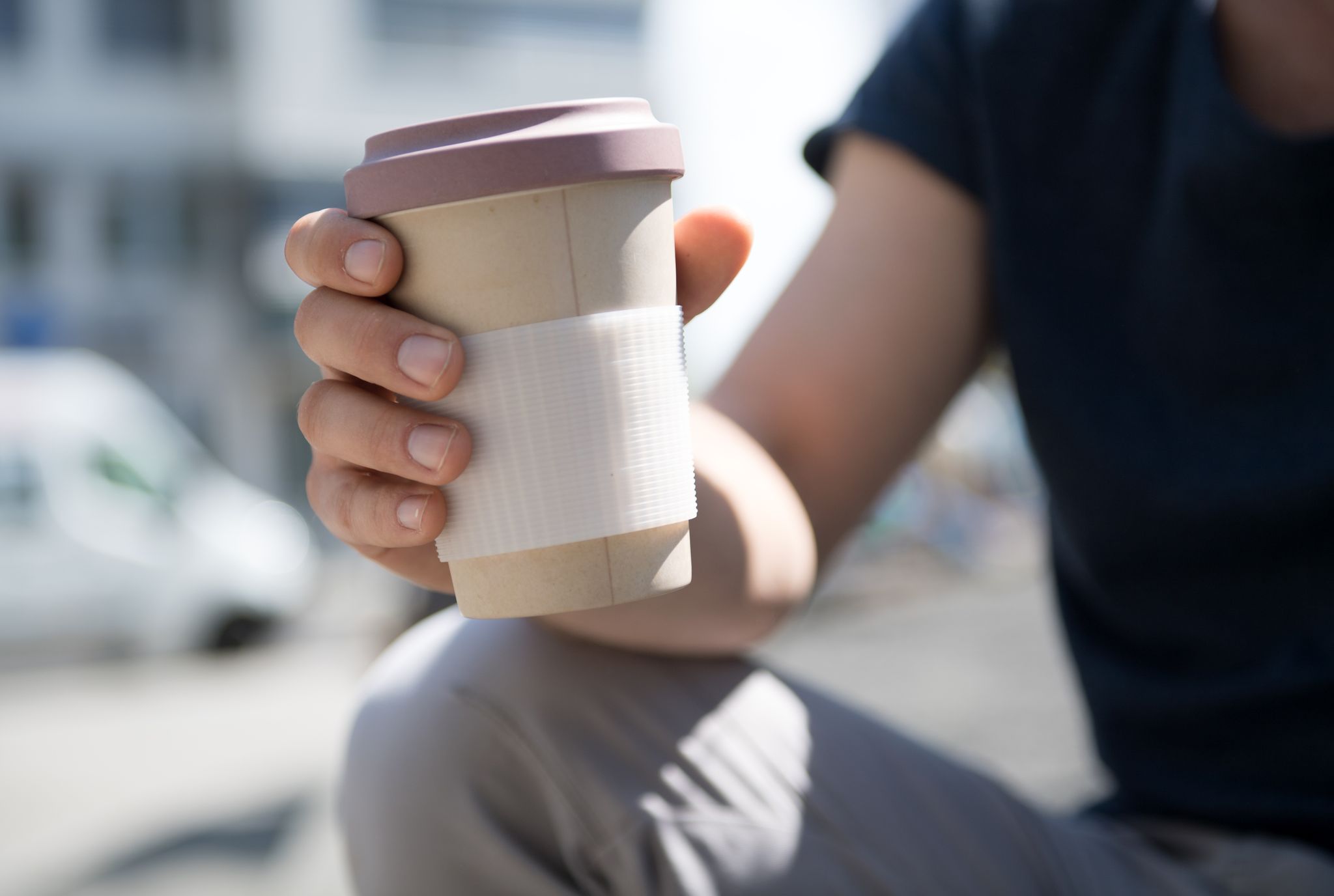 El costo de un café por día puede llevar más de 10 horas laborales 