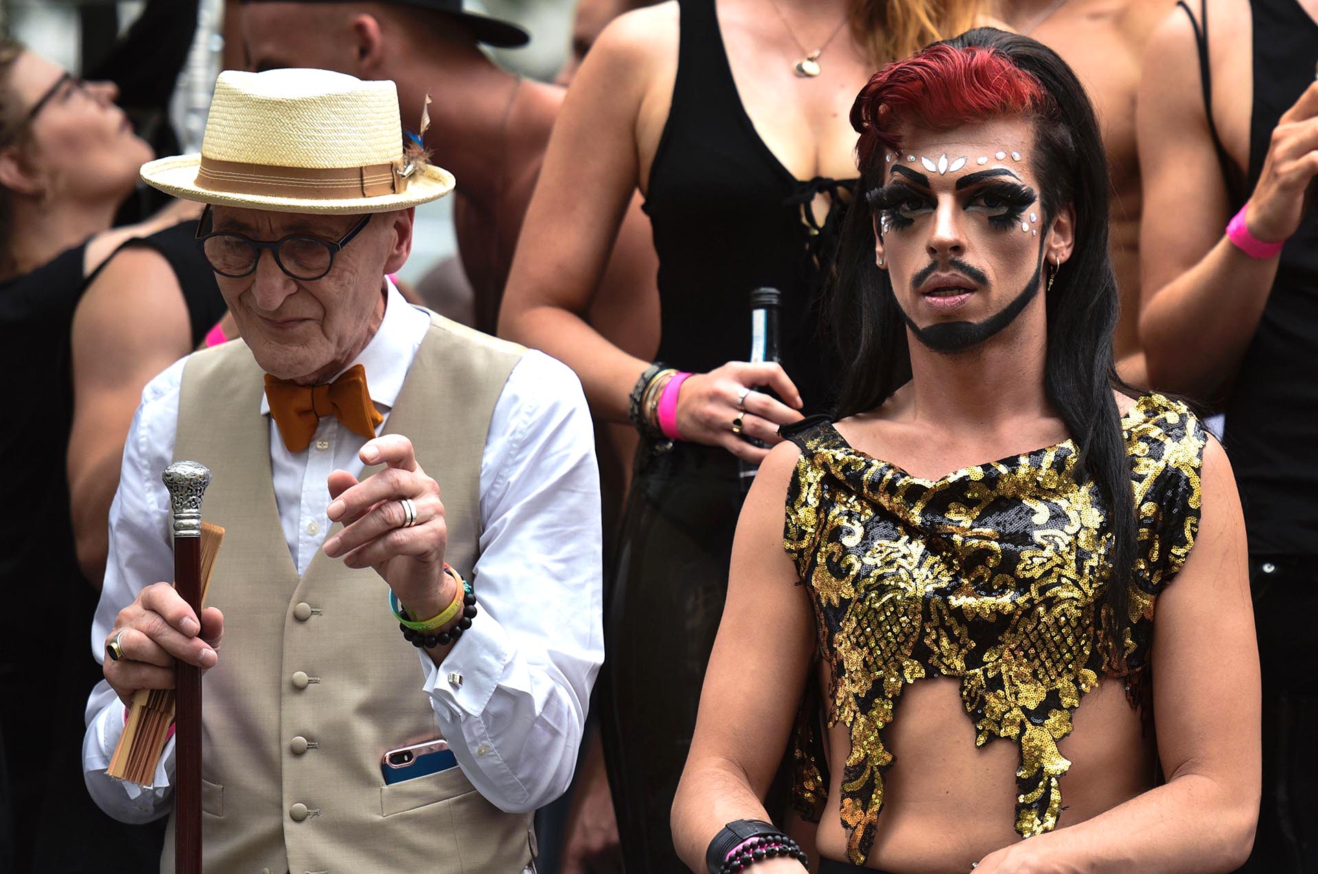 El cocinero y modelo alemán Guenther Anton Krabbenhoeft, también conocido como el abuelo hipster, participa en el desfile anual del orgullo Christopher Street Day (CSD) de Berlín el 22 de julio de 2017