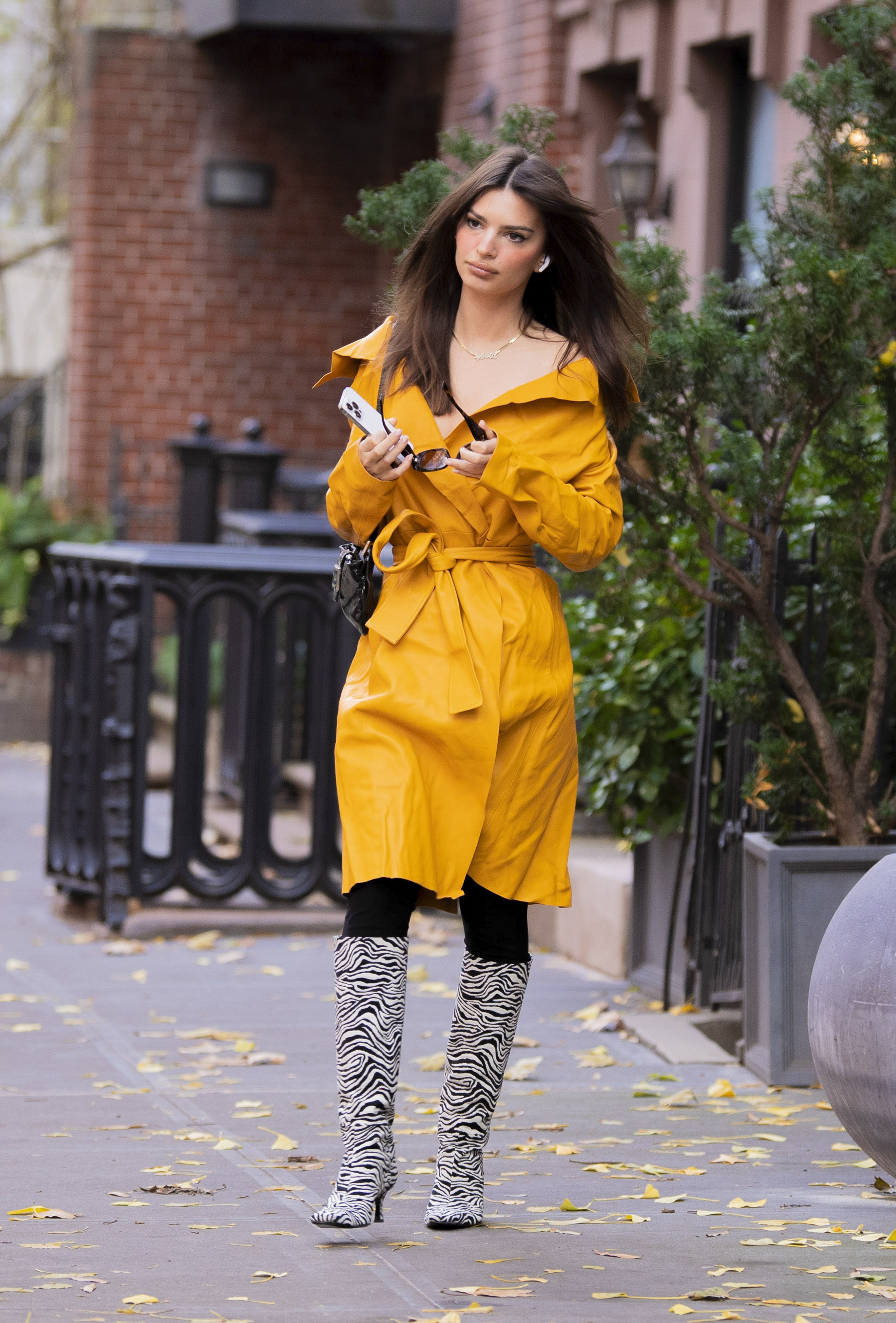 Photo © 2022 Splash News/The Grosby Group New York, November 28, 2022 Emily Ratajkowski turns heads in citrus toned trench and zebra print boots as she steps out in NYC after her weekend date with Pete Davidson*** Emily Ratajkowski turns heads with a citrus-toned trench coat and zebra-print boots while sipping her iced coffee in New York City after going public with her new relationship with Pete Davidson.