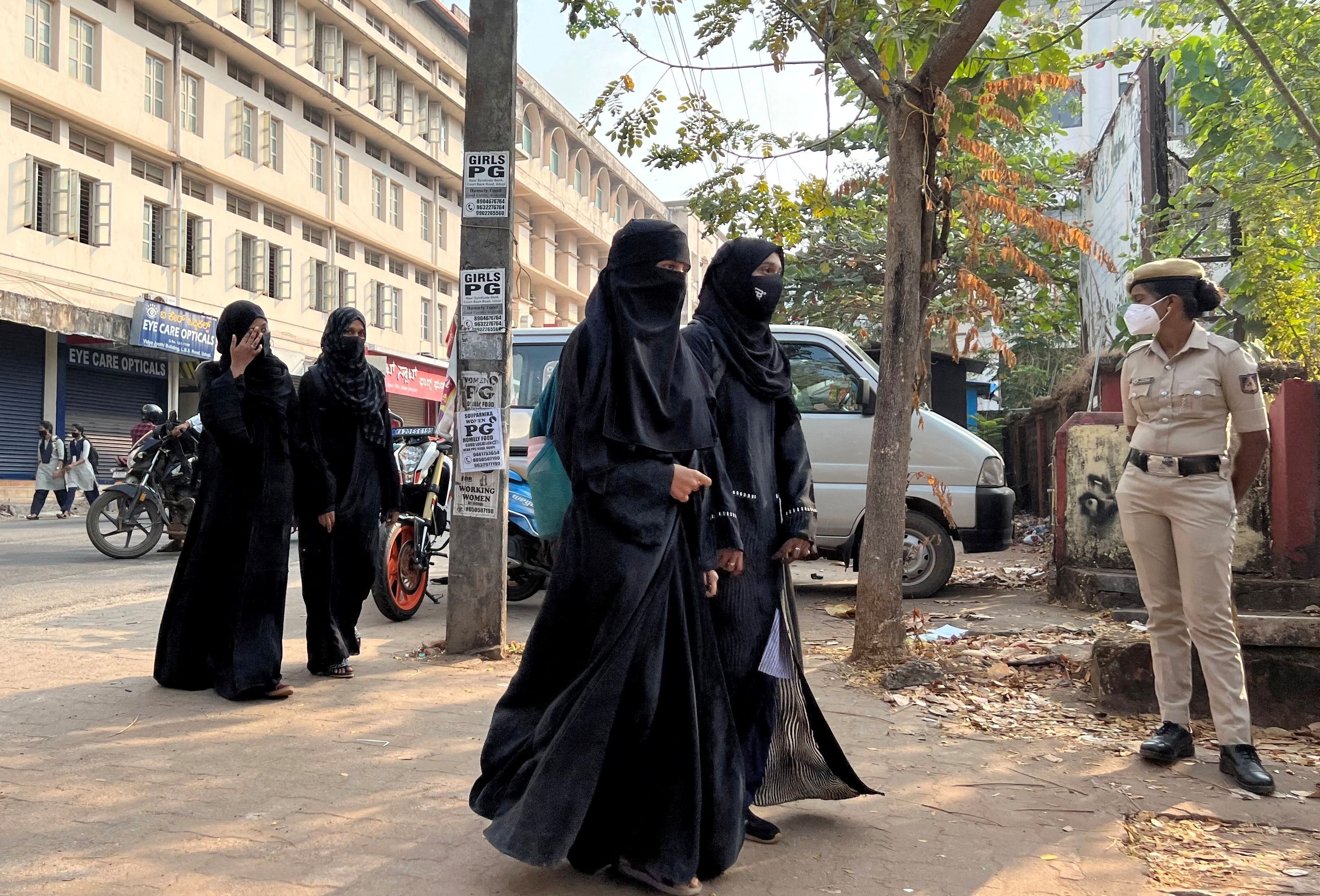 Mujeres con hijab en la India, el 16 de febrero de 2022. (REUTERS/Sunil Kataria/File Photo)
