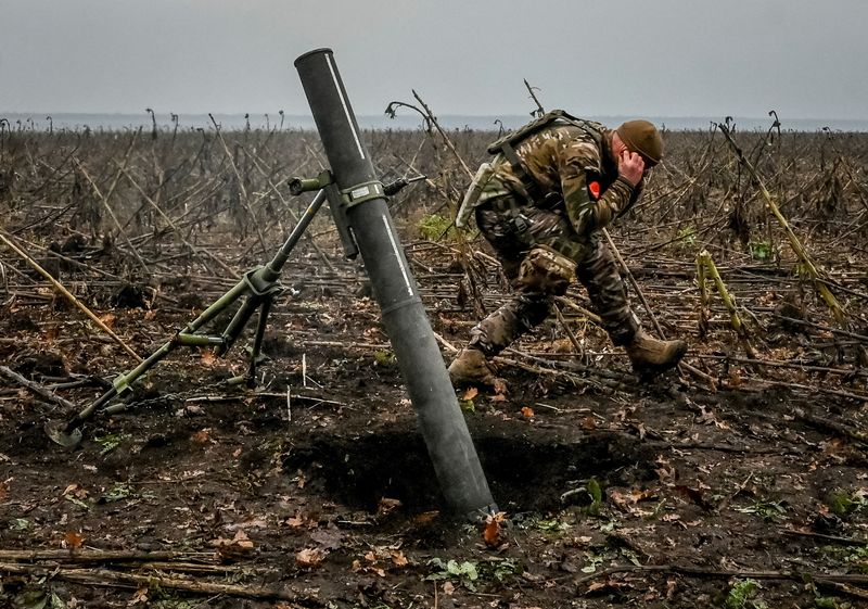 Un militar ucraniano dispara un mortero en una línea del frente, mientras continúa el ataque de Rusia a Ucrania, en la región de Zaporiyia, Ucrania 16 de noviembre de 2022.  REUTERS/Stringer