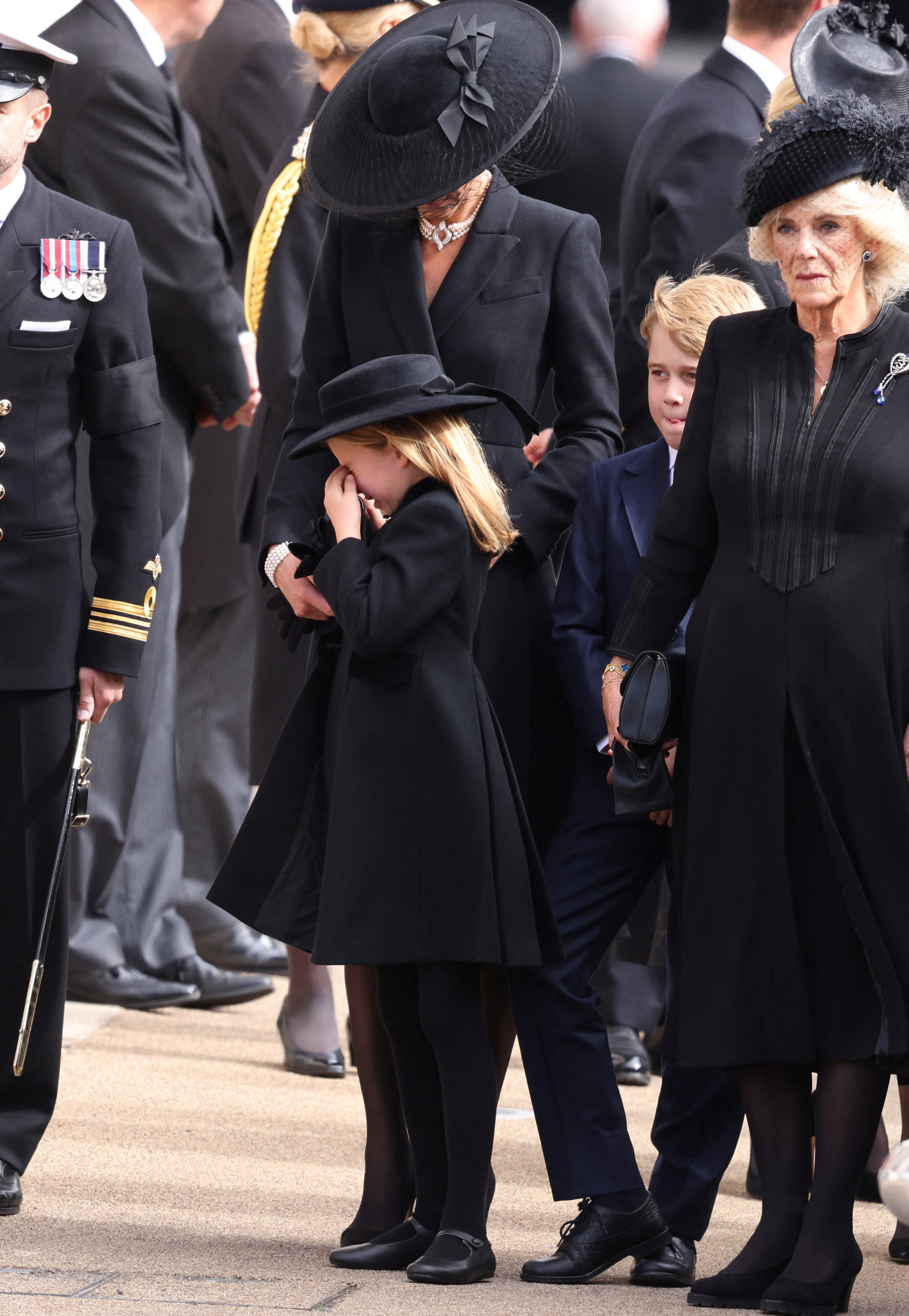 La Princesa Charlotte llora al despedir a su bisabuela.