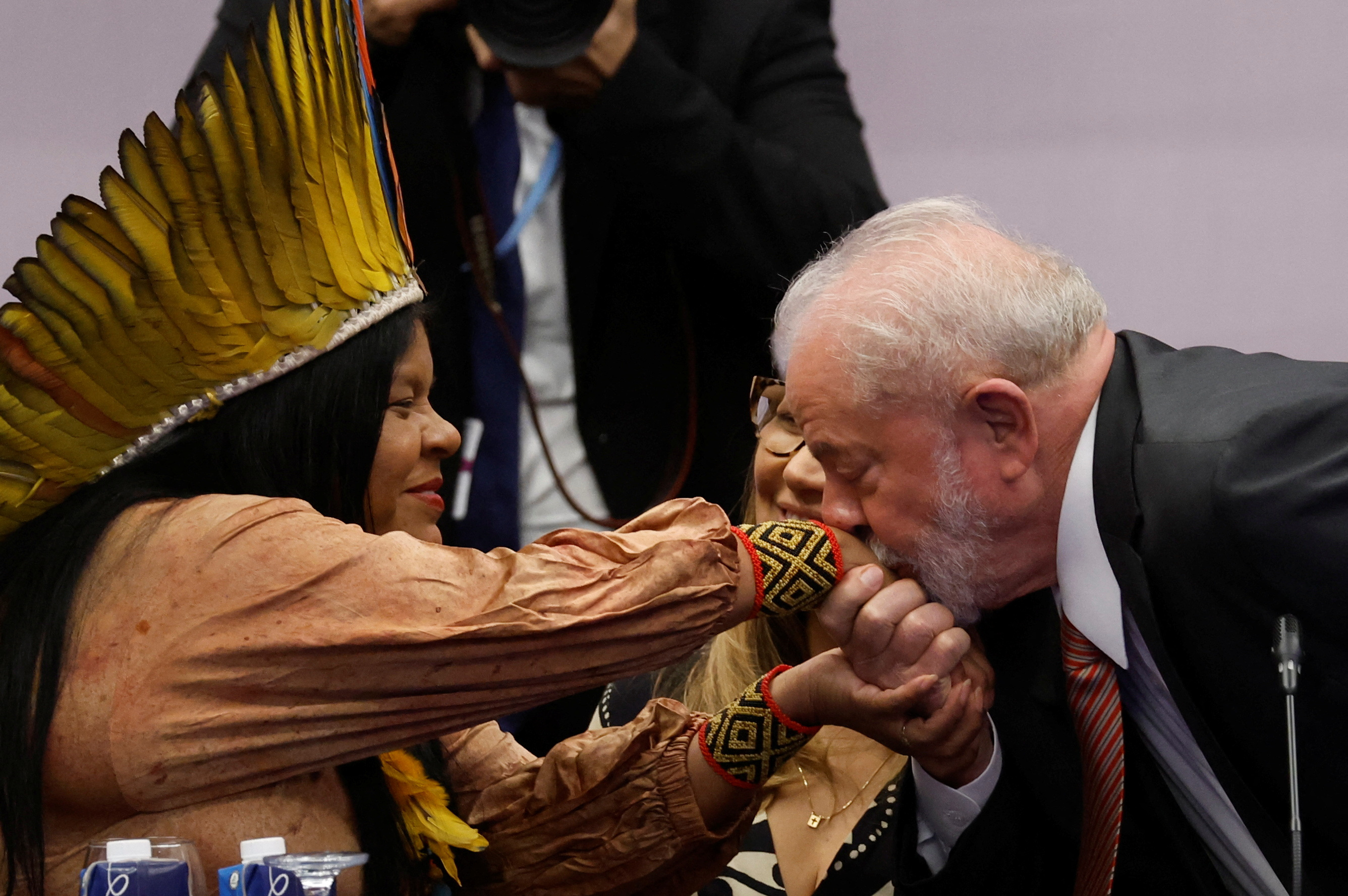 El presidente electo de Brasil, Luiz Inácio Lula da Silva, y un miembro de un grupo indígena asisten a una reunión en la cumbre climática COP27, en Sharm el-Sheik, Egipto, el 17 de noviembre de 2022. REUTERS/Mohammed Salem
