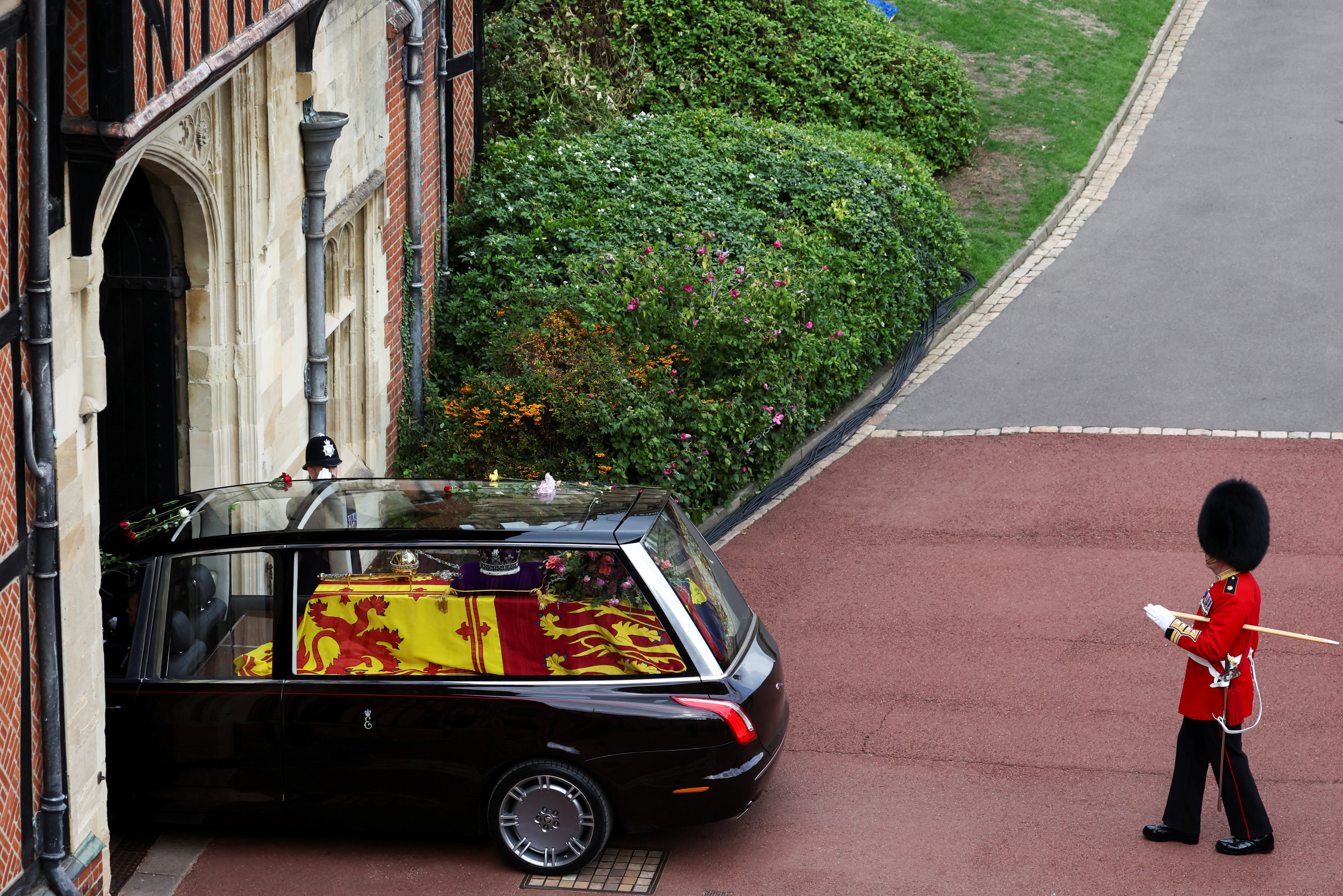 Imagen del coche fúnebre ingresando a Windsor.
