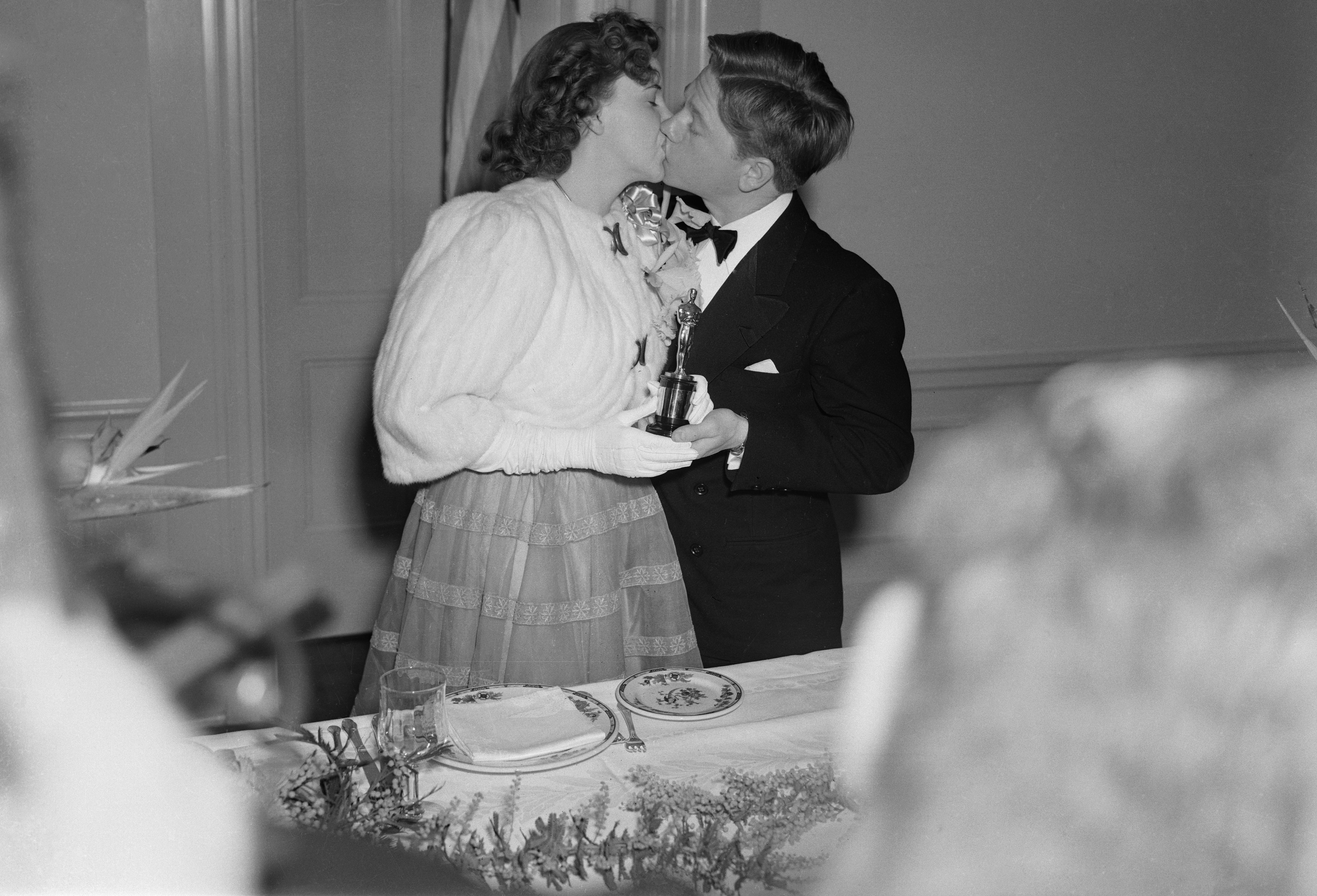 Mickey Rooney, starred in a kiss and presented a special Academy Award to Judy Garland, who was awarded as the best youth actress of 1939 at the 12th Annual Awards Dinner of the Academy of Motion Picture Arts and Sciences, seeing them daily together was rumored that they were a couple, however they assured that it was only friendship (Photo: Bettmann Archive)