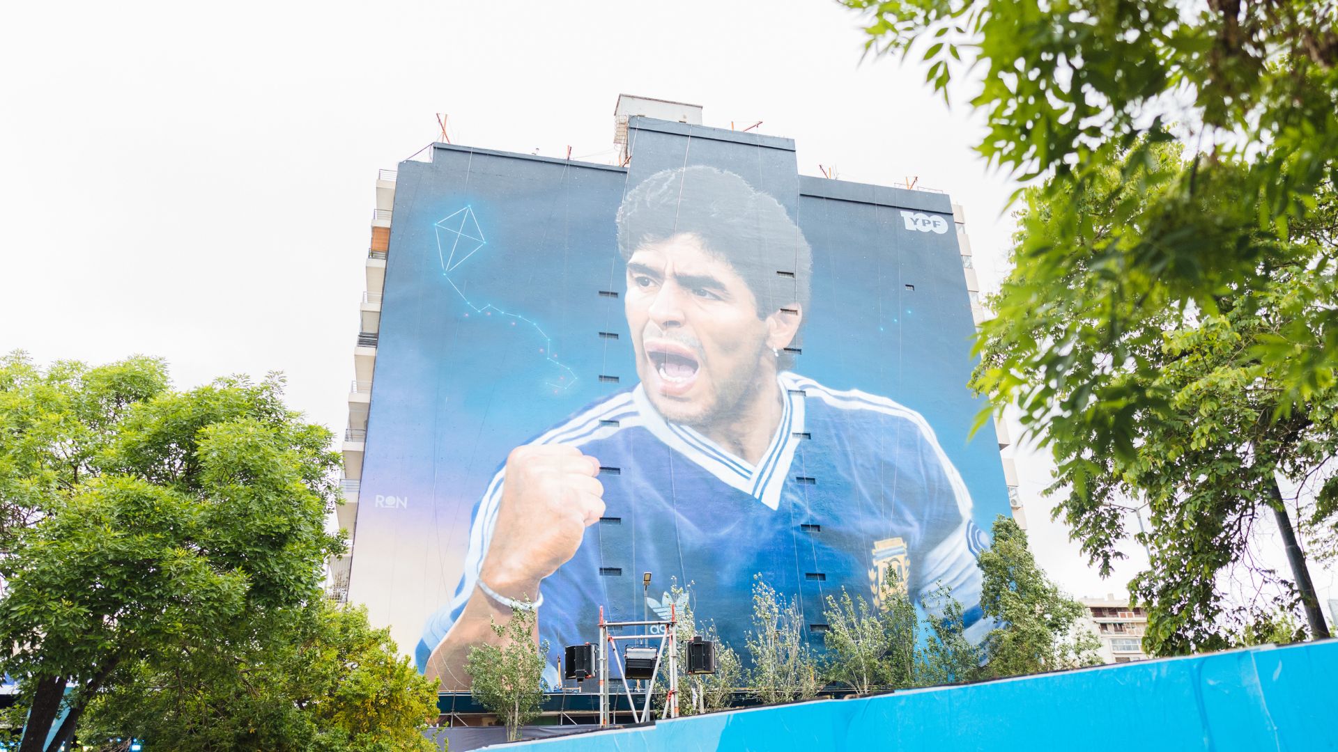 El mural de Diego Maradona realizado por Martín Ron tiene 40 metros de ancho por 45 de alto y es el más grande del mundo hasta el momento (Créditos: Prensa YPF)