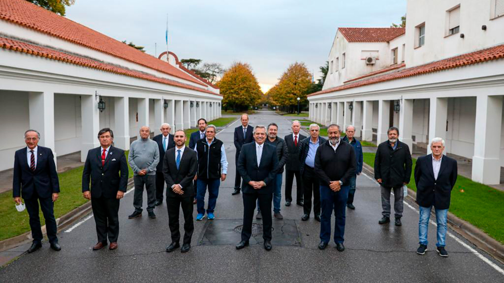 El Presidente, el lunes, junto al Grupo de los Seis y la CGT, en Olivos (Presidencia de la Nación)