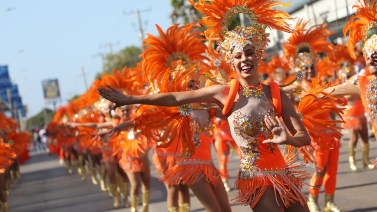 Bailarina desnuda generó polémica en desfile de carrozas del Carnaval de  Barranquilla - Infobae