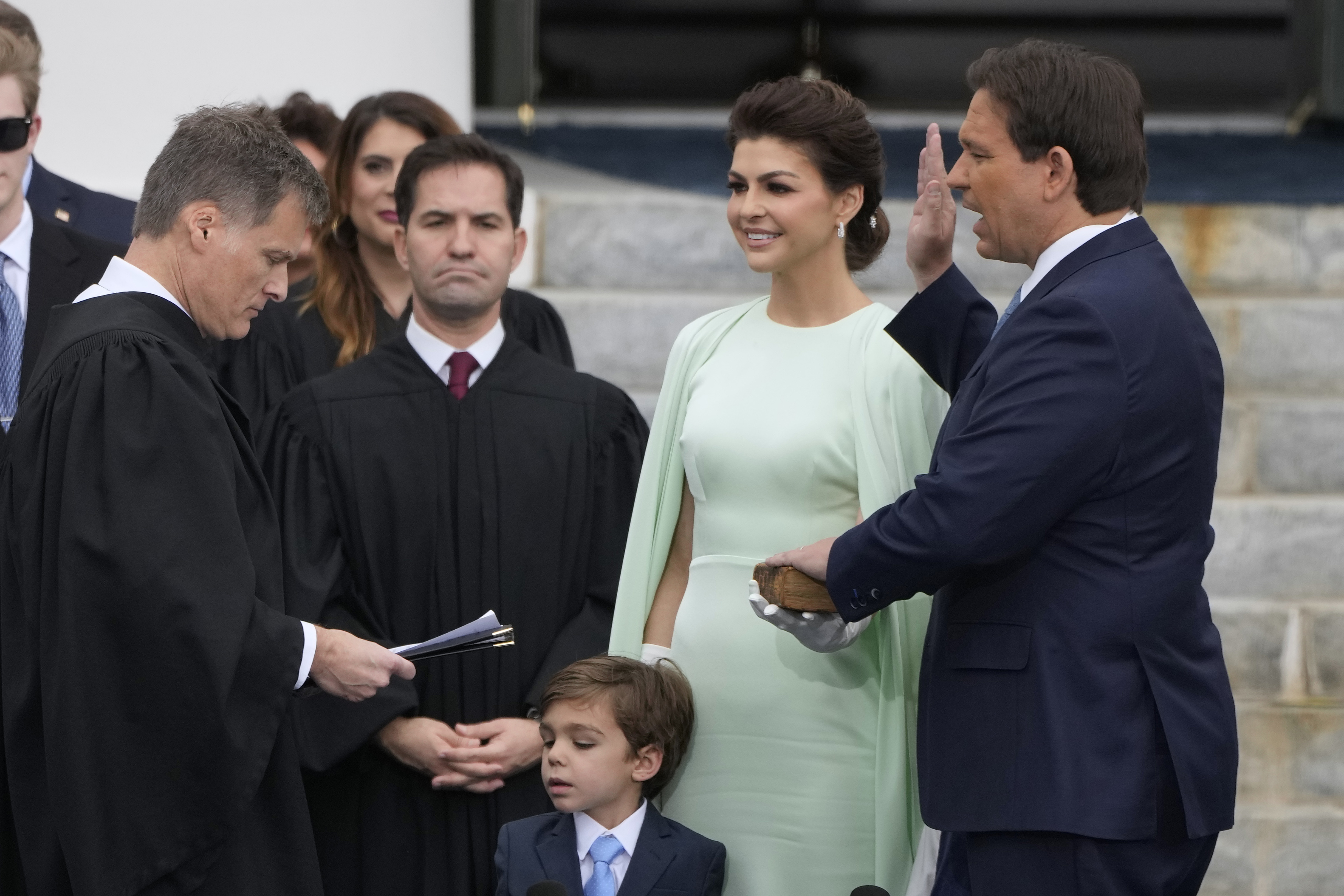 El gobernador de Florida, Ron DeSantis (derecha), acompañado de su esposa, Casey DeSantis, y su hijo, Mason, presta juramento para su segundo mandato (AP Foto/Lynne Sladky)