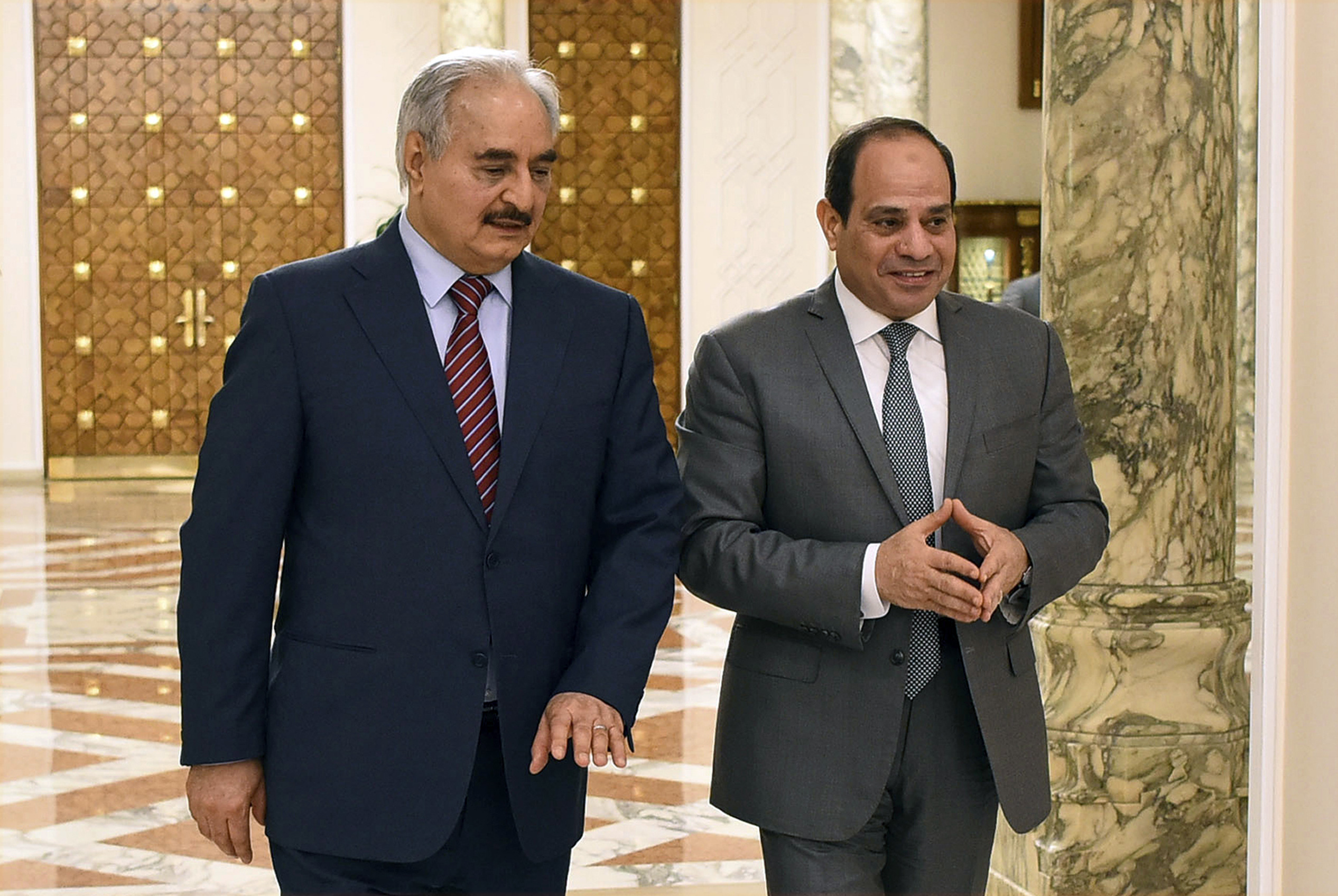 El presidente egipcio Abdel Fattah al Sisi, y el jefe militar libio Jalifa Haftar en un encuentro en mayo de 2019. (Presidencia de Egipto via AP, archivo)