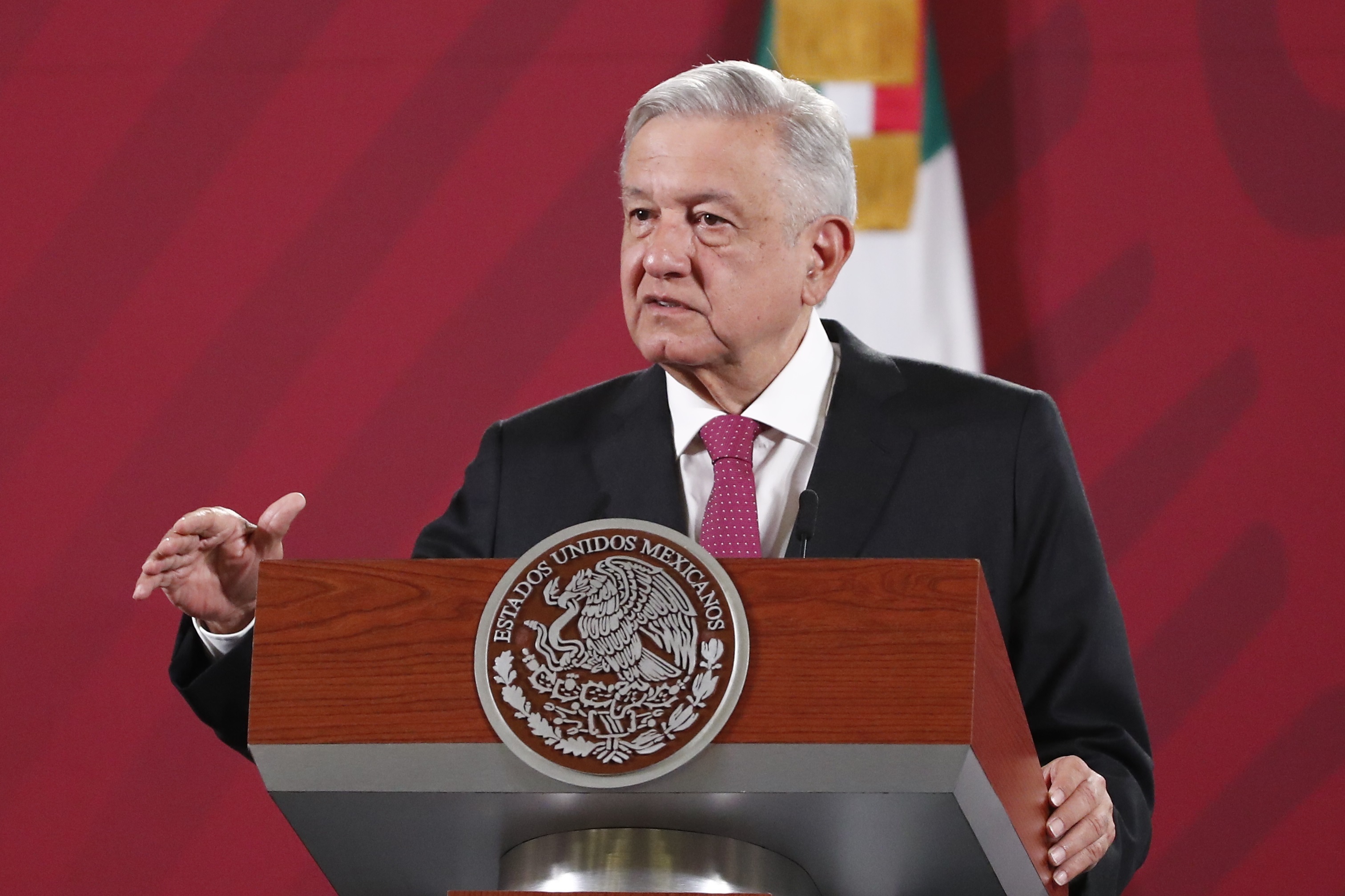El presidente López Obrador ha rechazado las declaraciones de Lorenzo Córdova sobre la organización de la consulta. (Foto: José Méndez/EFE)