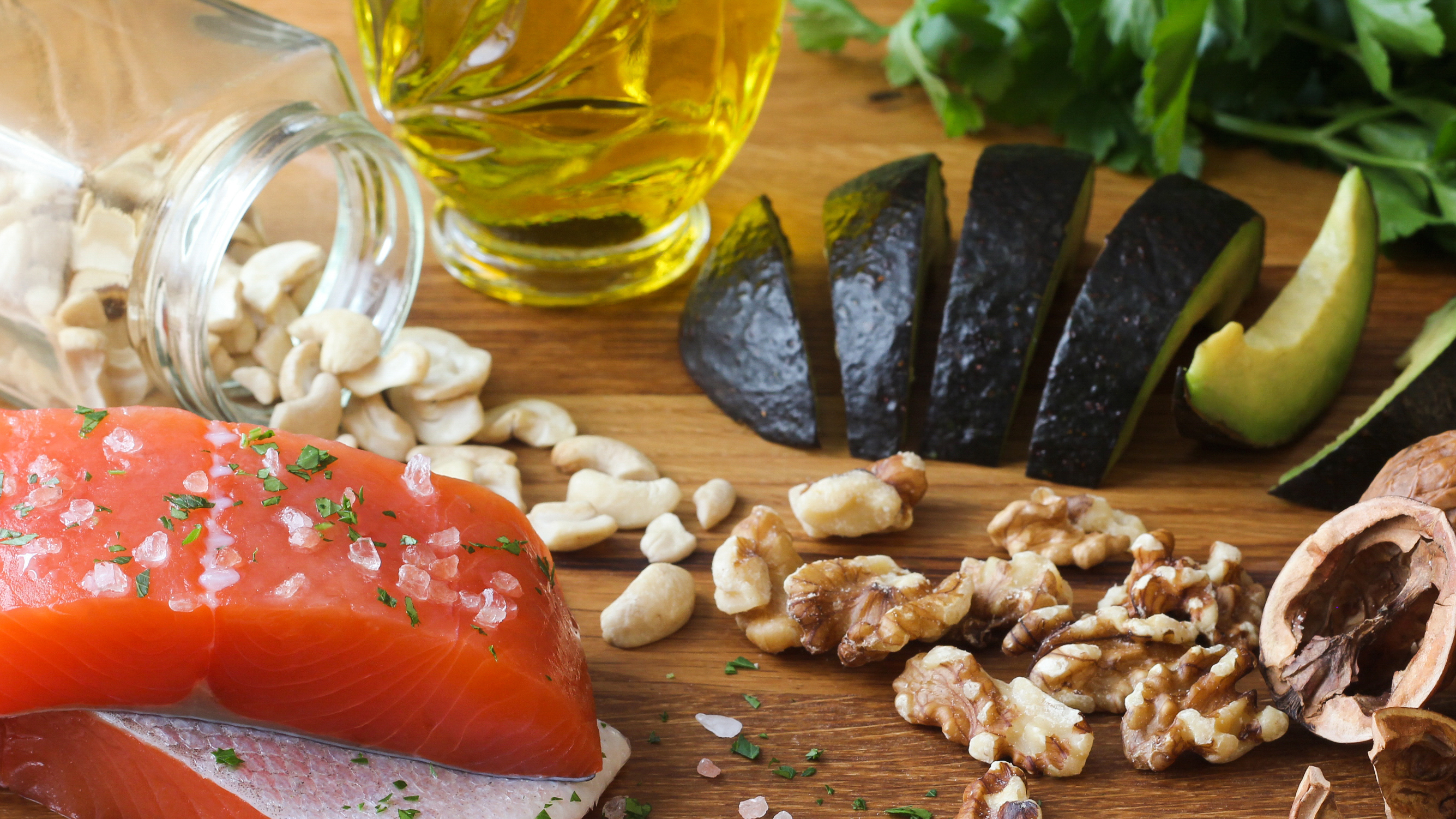 El pescado de aguas profundas, la palta, los frutos secos y el aceite de oliva son algunas de las fuentes de Omega 3 (Getty)