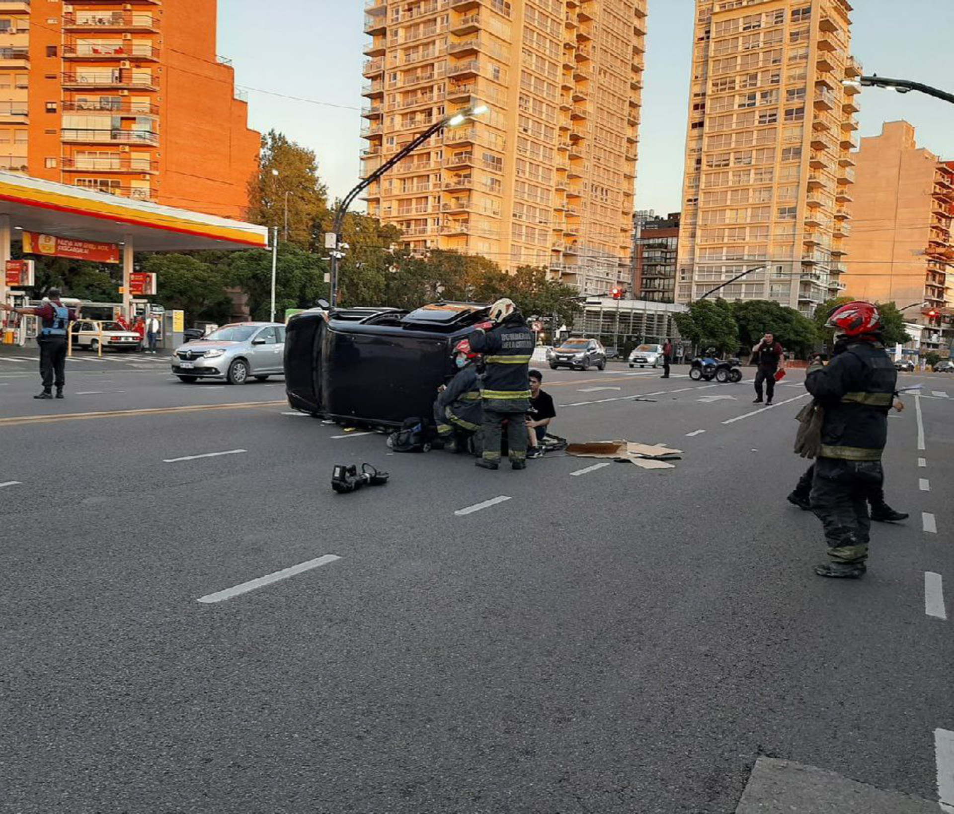 Choque y vuelco en Núñez: el conductor estaba alcoholizado con casi el doble de lo permitido y quedó detenido