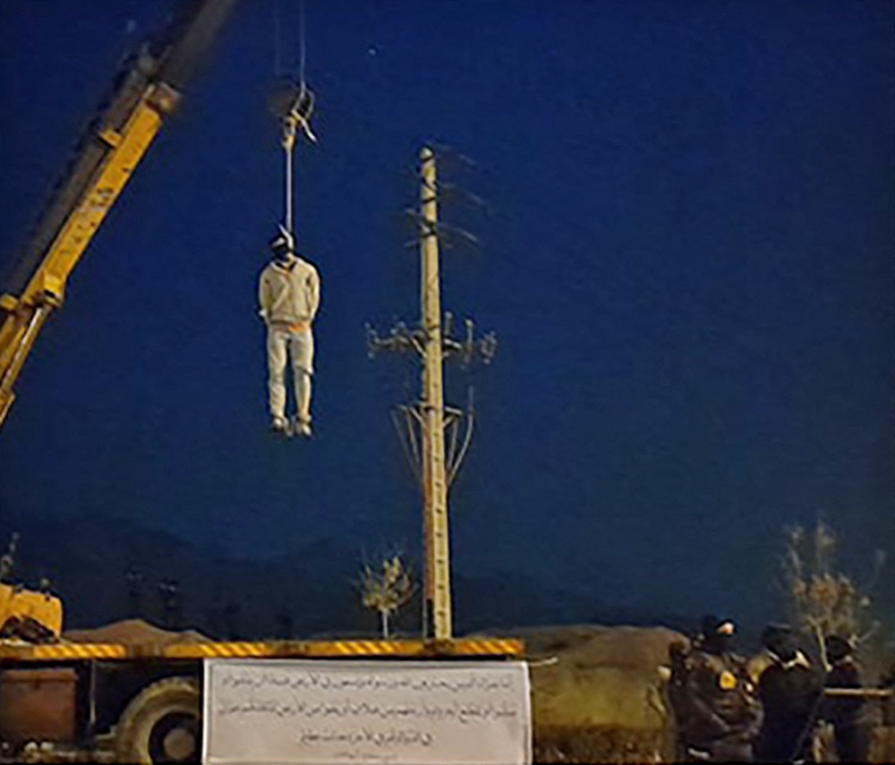 Una imagen obtenida de la agencia de noticias iraní Mizan el 12 de diciembre de 2022 muestra la ejecución pública de MajidReza Rahnavard, en la ciudad iraní de Mashhad, la segunda pena capital vinculada a casi tres meses de protestas (AFP)
