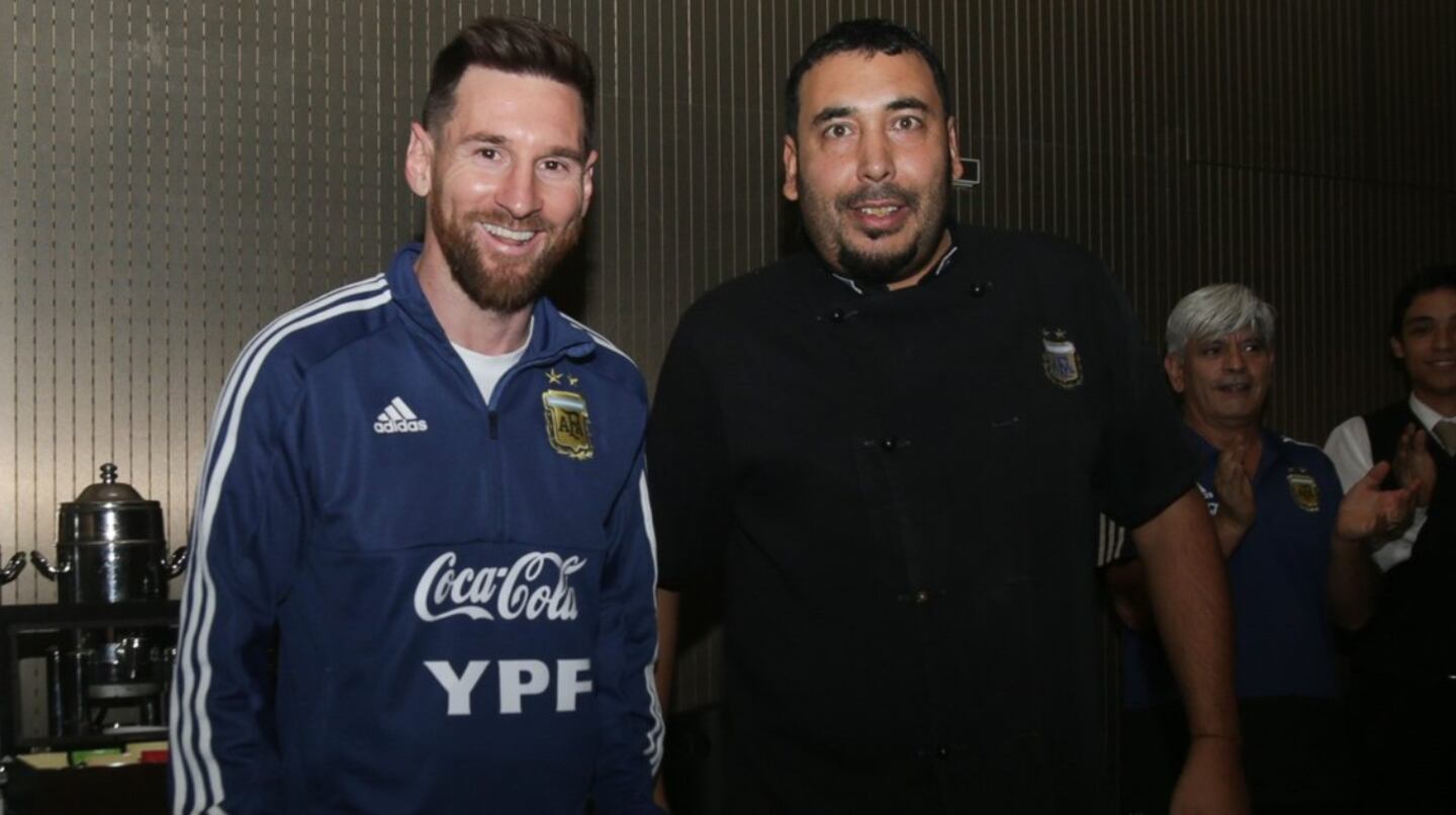 Trabaj&oacute; en la SIDE, enamor&oacute; a Messi y cautiv&oacute; a todos con sus asados: la incre&iacute;ble historia del cocinero de la selecci&oacute;n argentina
